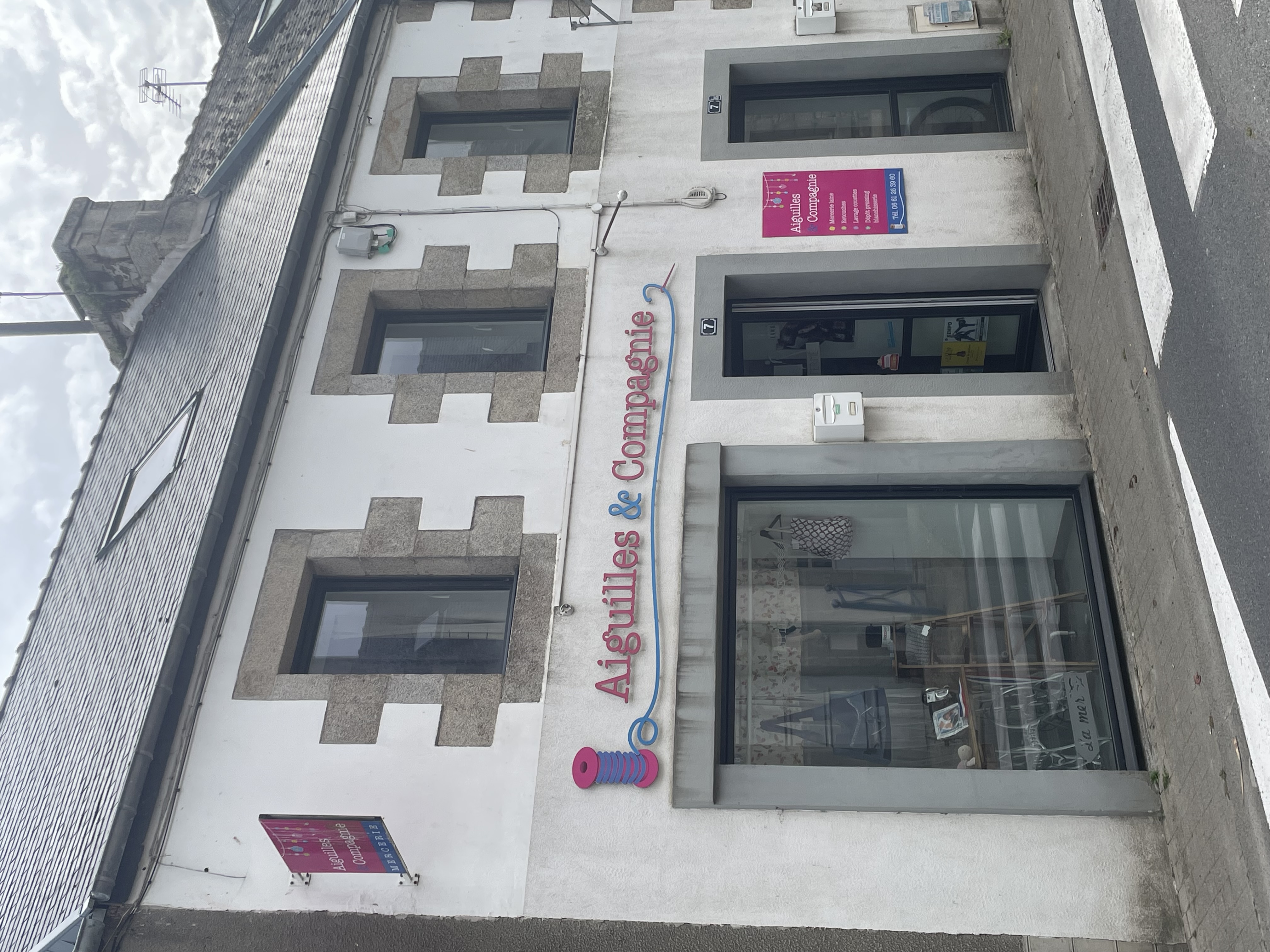 La Mercerie se situe à Cléder, petite ville en bord de mer (2 km) dans le nord Finistère, seule dans un rayon de 20kms
La Retouche est une partie importante dans le commerce
La marque de laine distribuée est PLASSARD (entreprise française)et la partie mercerie est bien achalandée avec des marques comme PRYM,BOHIN,SCHMETZ........
La surface de vente est d'environ 70m2 vous trouverez également une partie ATELIER, LAVERIE,UNE CUISINE,WC
Fond de commerce 14000euros +Le stock
Le local est proposé à la location pour un montant de 600 euros par mois avec la possibilité d'achat des murs commerciaux
Un accompagnement à la reprise par la cédante est possible au moment de la reprise.
Reprise du fond de commerce privilégiée ,mais étude de toute proposition portant sur l'emplacement commercial (pas de porte) avec possibilité de location ou d'acquisition des murs