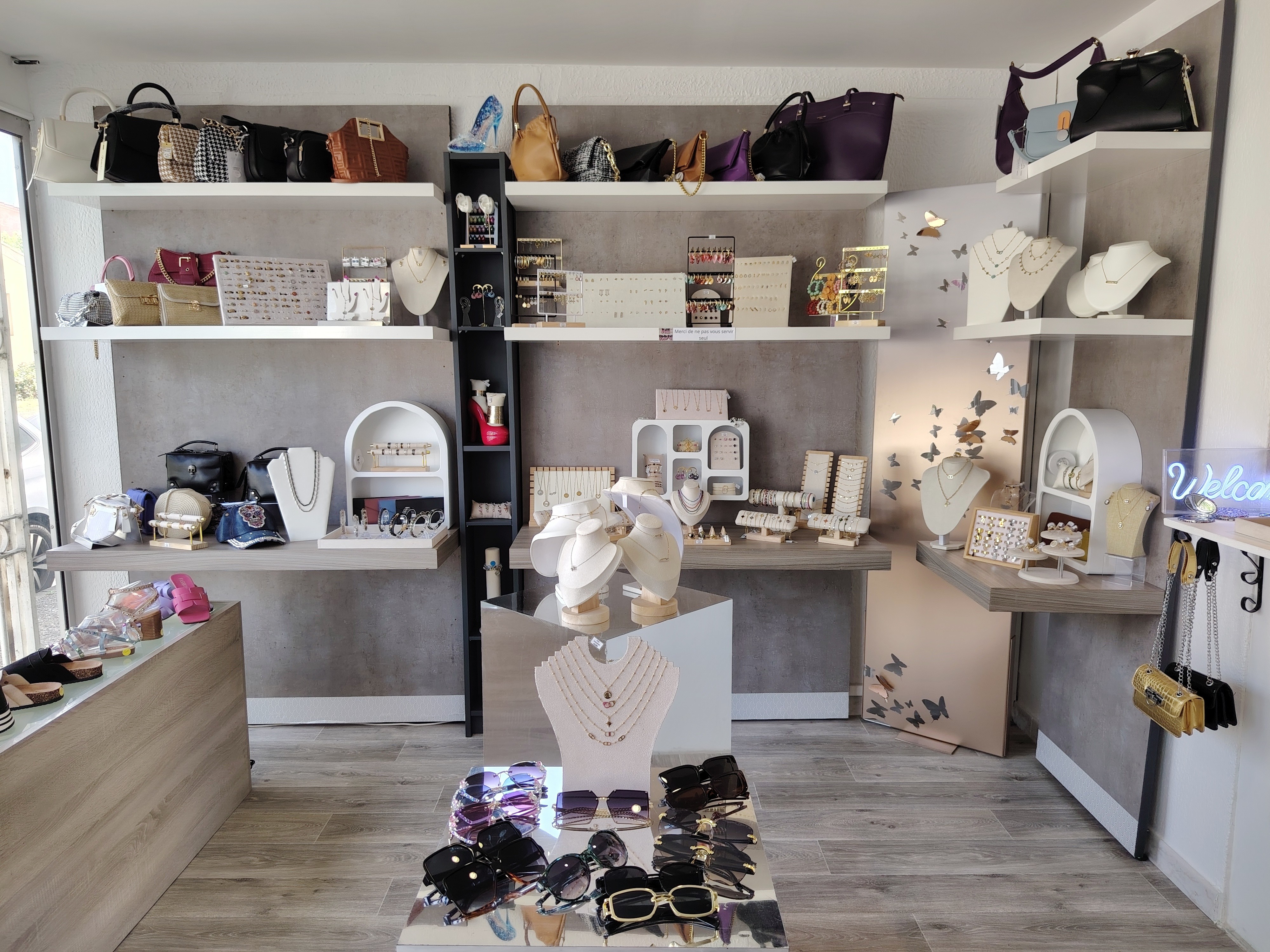 Vente petite boutique  de village en plein développement .
Cause de la vente  changement de projet en famille.
Reprise de bail 3/6/9 petit loyer 60m2 avec la réserve.
Très belle boutique très bien agencé .
Totalement rénové  il y a 3 mois peinture lino etc....
Le prix comporte tout le stock et le rayonnage .
Détail du stock après premier contact .
Je reste a votre disposition pour tout renseignement complémentaire.
