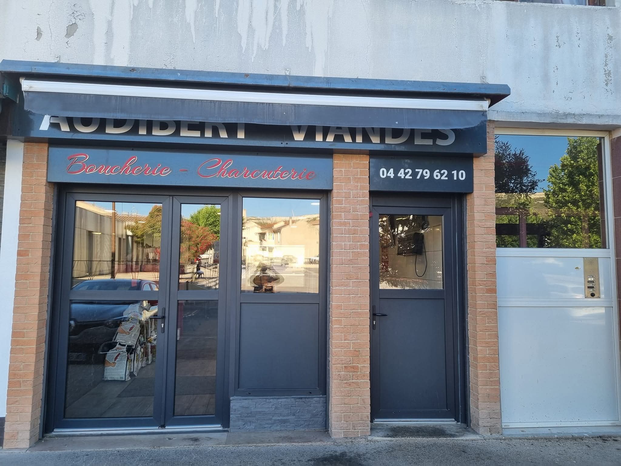 A saisir Boucherie charcuterie centre ville...toute equipè...place de parking
Aucun travaux a prevoir...CA 2025 : 328000 ht... 12 metres lineaire vitrine 4 ans....vente changement de region.
Magasin ouvert 4 jours et demi par semaine...850 euro loyer
Prix 40 000 euro
Tel 07 85 45 01 61