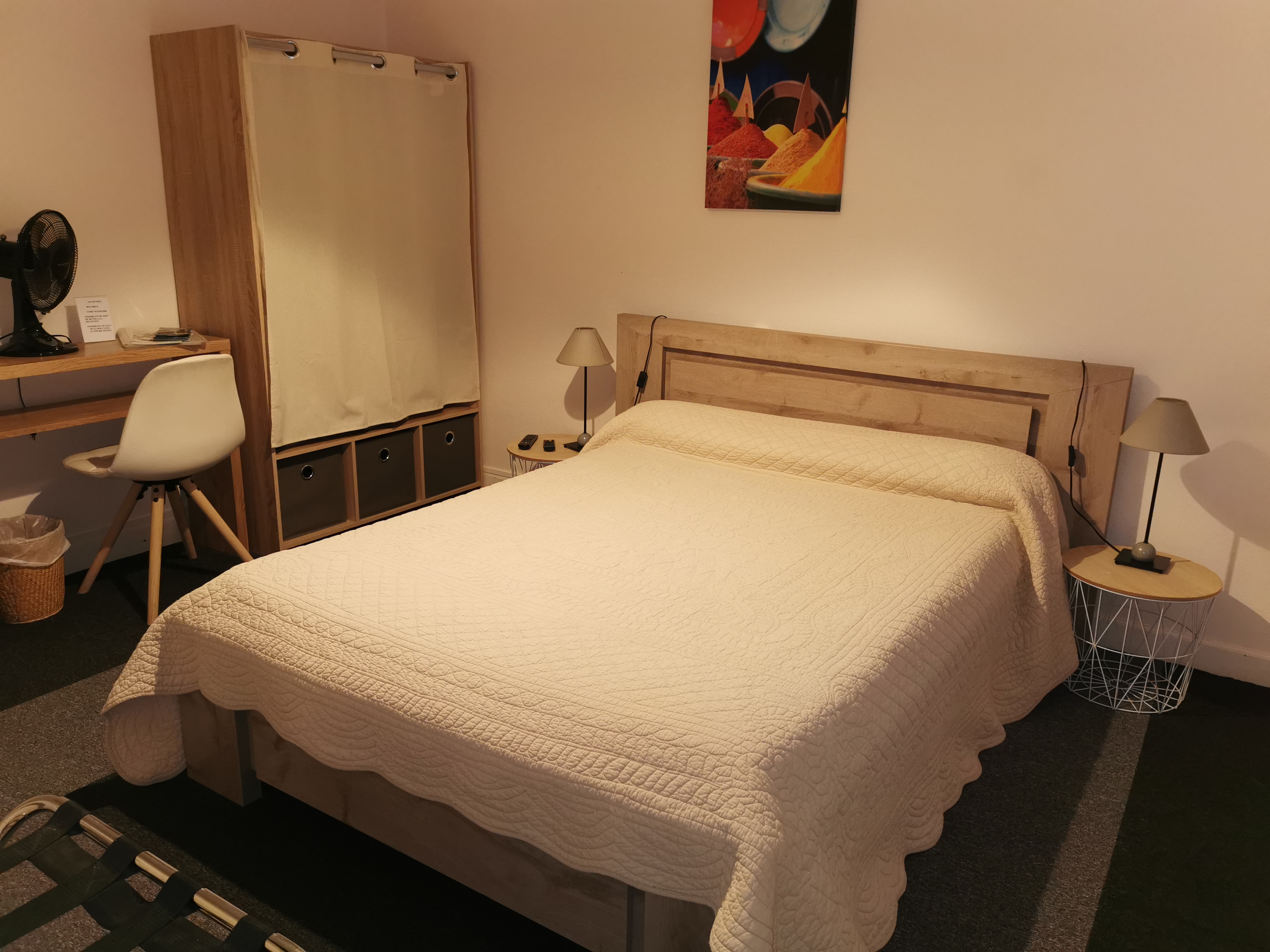 Vente hotel restaurant de charme dans village touristique au coeur de la Saintonge. 7 chambres entièrement rénovées, restaurant 35 à 40 couverts, terrasse 40 couverts, logement personnel (2 chambres, sale de douche, 1 bureau).
Fermé le week-end et soir(sauf résident) du 1er octobre à pâques, fermé le de soir, lundi et jeudi soir de pâques à la fin septembre. 5 semaines de congés.
Loyer :1271€
Aucun travaux à prévoir.
Situé sur l'axe de l'île d'oleron.
Commission de sécurité en 2023
Classement ** en 2023
A reprendre sans personnel
35 min de l'ocean