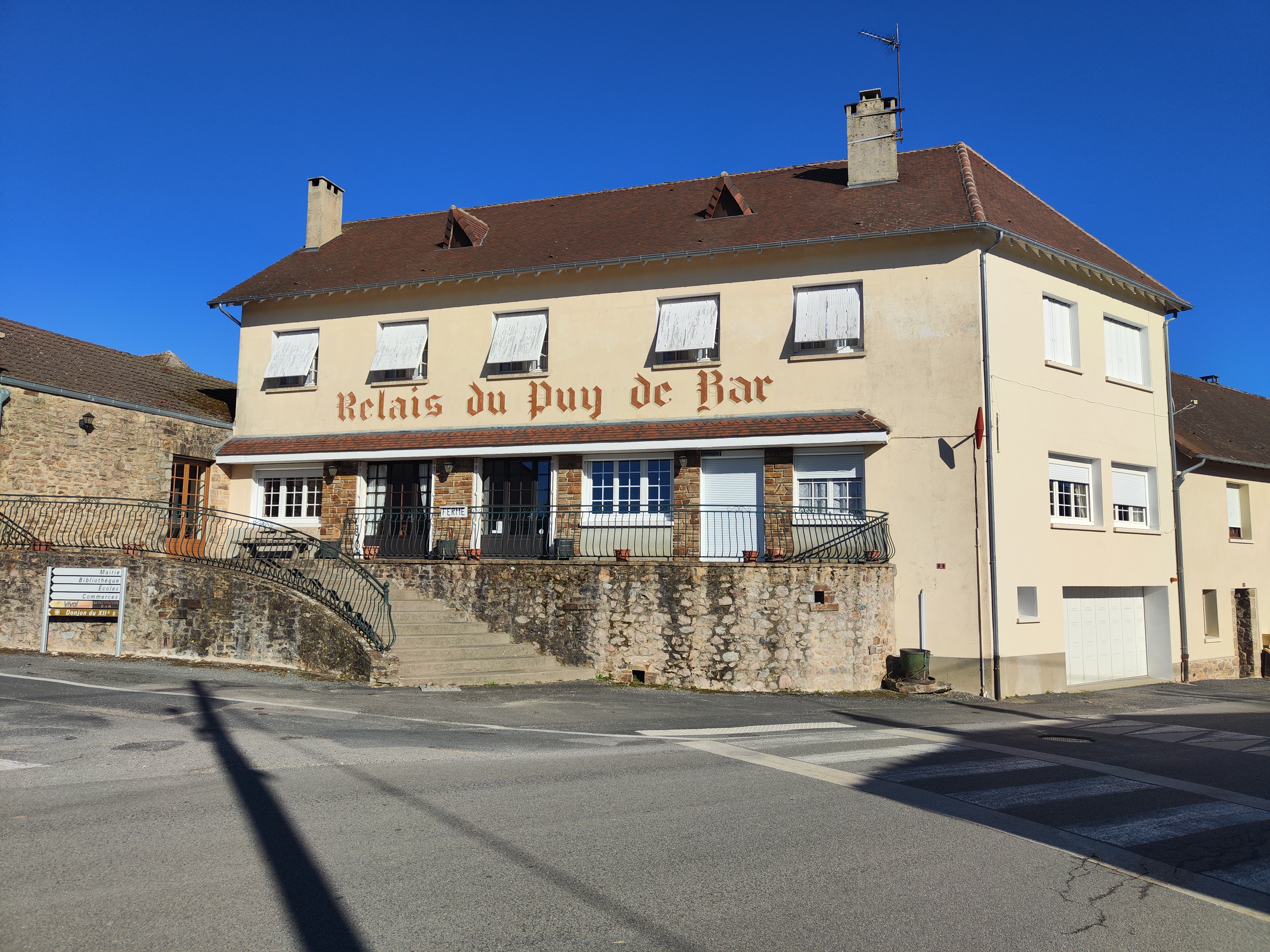 Le restaurant-bar-tabac de Château-Chervix cherche son nouveau gérant !

La commune de Château-Chervix (87380), située dans le Limousin, recherche un repreneur pour le Relais du Puy de Bar, un établissement situé au cœur du village.

Le restaurant comprend une cuisine équipée de 27 m² et son extension d’environ 10m², une salle de bal de 90m² avec une estrade, une grande salle de réception d’environ d’environ 50 m² ainsi qu’une salle annexe de 37m². L’entrée du restaurant donne sur un espace de 42m², incluant le bar-tabac. La licence IV est incluse, offrant une exploitation complète du bien au repreneur. Il y a également une belle terrasse à l'extérieur, et une plus petite derrière le restaurant.

Possibilité de logement sur place. 

Avec à proximité la tour médiévale, site emblématique de la commune en projet de restauration, un grand parking, un plan d’eau et des chemins de randonnée, la commune bénéficie d’un cadre attractif et dynamique.

C’est une belle opportunité pour une personne motivée souhaitant reprendre une activité conviviale.