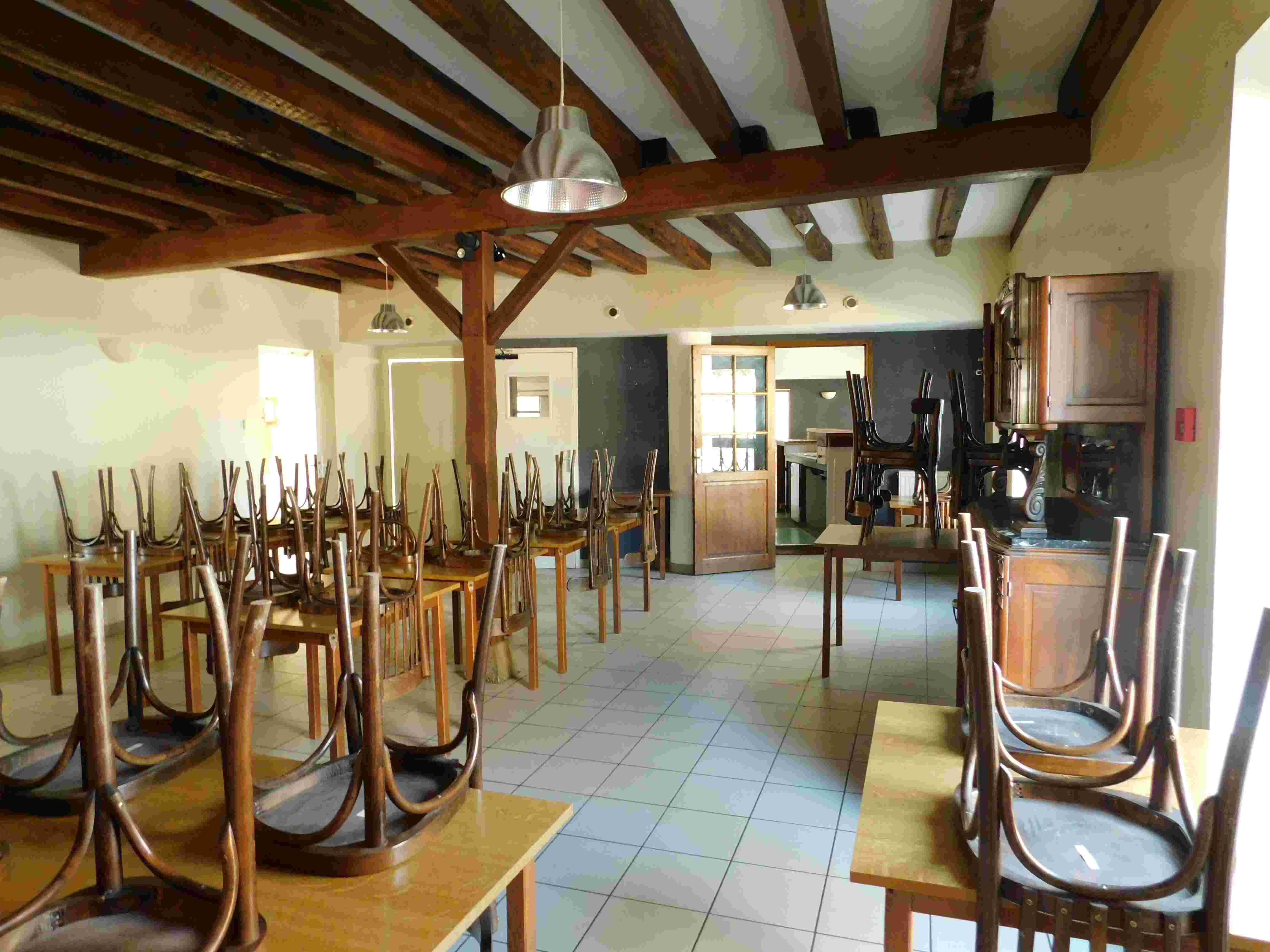 La commune de Saint Germain des Bois (Cher – 18340) loue son RESTAURANT BAR MULTI-SERVICES 

Département : Cher
Région : Centre-Val de Loire
Secteur d'activité : Restauration – Bar - Multi-services 

Commune rurale située dans le Cher à 20 minutes de Bourges, met à disposition un établissement pour activité Restaurant - Bar – Multi-services.

L’établissement se situe au centre du village, face à l'école primaire et à proximité de la mairie. Il bénéficie en été d'une terrasse naturelle mise à disposition. 

L'immeuble est composé d'un local professionnel de 218m2 et d'un logement type F3 de 77,60m2. 

Une bonne expérience en restauration /cuisine et en gestion est nécessaire.

La licence IV est incluse dans le bail.

Des travaux de rafraîchissement ont été réalisés par la commune afin d'offrir un lieu convivial aux 650 habitants du village ainsi qu'aux habitants des communes avoisinantes.

Pour tout renseignement, contacter la mairie par mail à l’adresse suivante : « lbc.stgermaindesbois18@orange.fr »