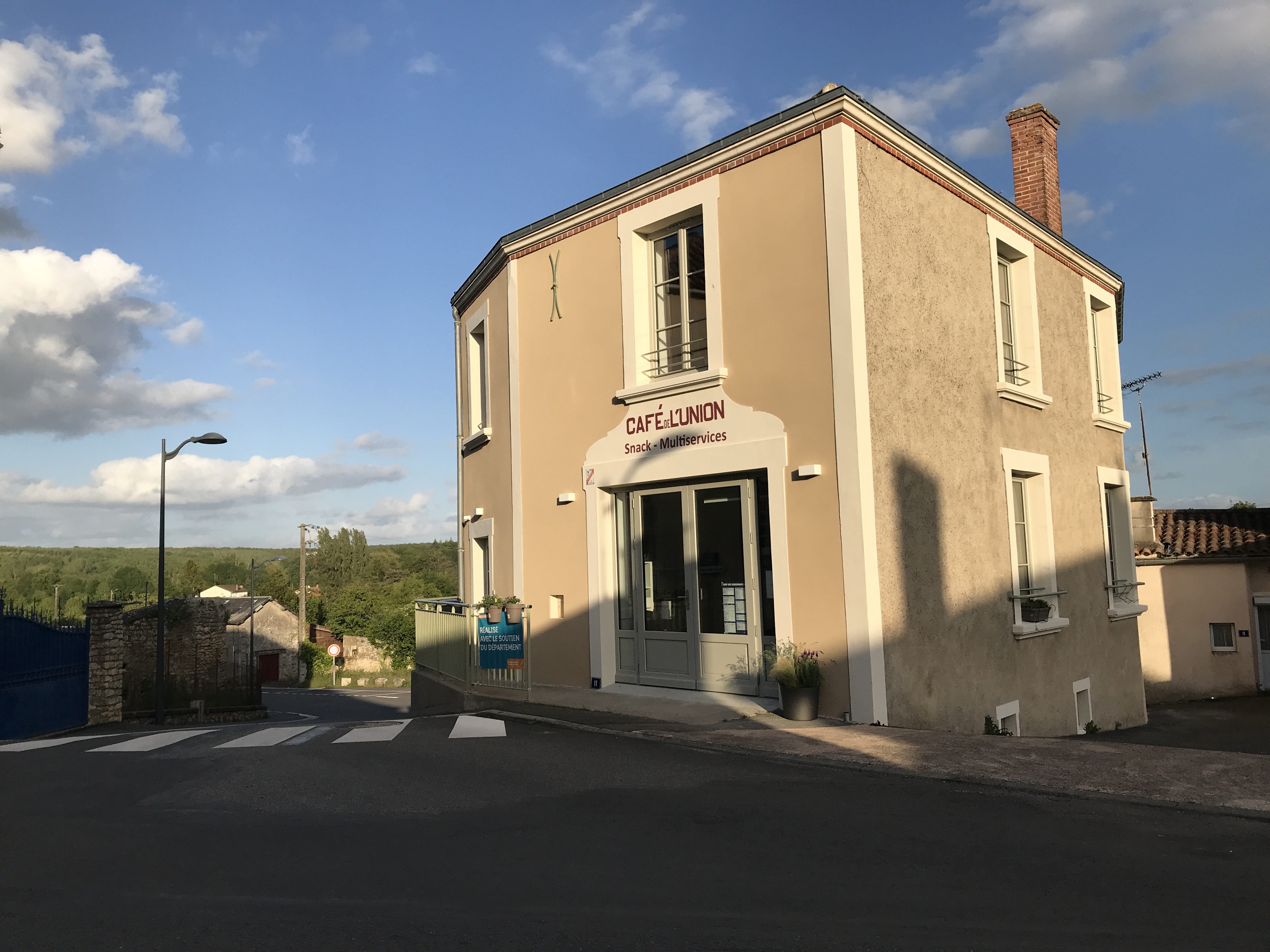 Reprise du bar-tabac-restaurant "Le Saint-Laurent" à Saint-Laurent d'Oingt

Louin est une commune rurale située dans le département des Deux-Sèvres, en région Nouvelle-Aquitaine, au nord-est du département.Elle est bordée à l'est par le Thouet, un affluent de la Loire, et traversée par le Cébron, offrant un cadre naturel unique.Le village compte environ 682 habitants et s'étend sur une superficie de 20,56 km².Parmi les sites remarquables, on trouve l'église Saint-Martin, l'hypogée gallo-romain classé depuis 1916, ainsi que le barrage et le lac du Cébron.Louin est également traversée par le sentier de grande randonnée GR 36, et la Vélo Francette

Activités possibles : ​Restauration, bar, animations, épicerie, presse, relais colis, dépannage tabac, dépôt de pain

Le local :

● Aménagé et équipé, clés en main
● Cuisine professionnelle à disposition (équipement, matériel, ustensiles) 
● Bar et salle neufs
● Logement compris

Contrat proposé : ​

Sous location des éléments composant le café (matériel, Licence IV ...). Vous rejoignez le parcours " Tremplin" du réseau 1000 Cafés, et pouvez bénéficier d’un service d’accompagnement personnalisé à l'ouverture.

Aspects financiers : ​

Apport financier pour stock produits et trésorerie initiale à prévoir​ : 7 à 10K€
Dépôt de garantie : 1640€
Redevance mensuelle : 820HT/mois

Profil de gérant recherché : ​

● Vous possédez des vraies qualités de commerçant et une vive volonté d’entreprendre. ​
● Vous souhaitez vous engager en faveur de la ruralité et en comprenez les enjeux. ​
● Vous justifiez d’une expérience significative dans le secteur de la restauration et maitrisez les techniques culinaires essentielles, ainsi que les normes d’hygiène et de sécurité.​
● Vous avez des bases solides en gestion et faites preuve de rigueur et d’organisation.​
● Vous envisagez d'être propriétaire de votre fonds de commerce à court ou moyen terme.