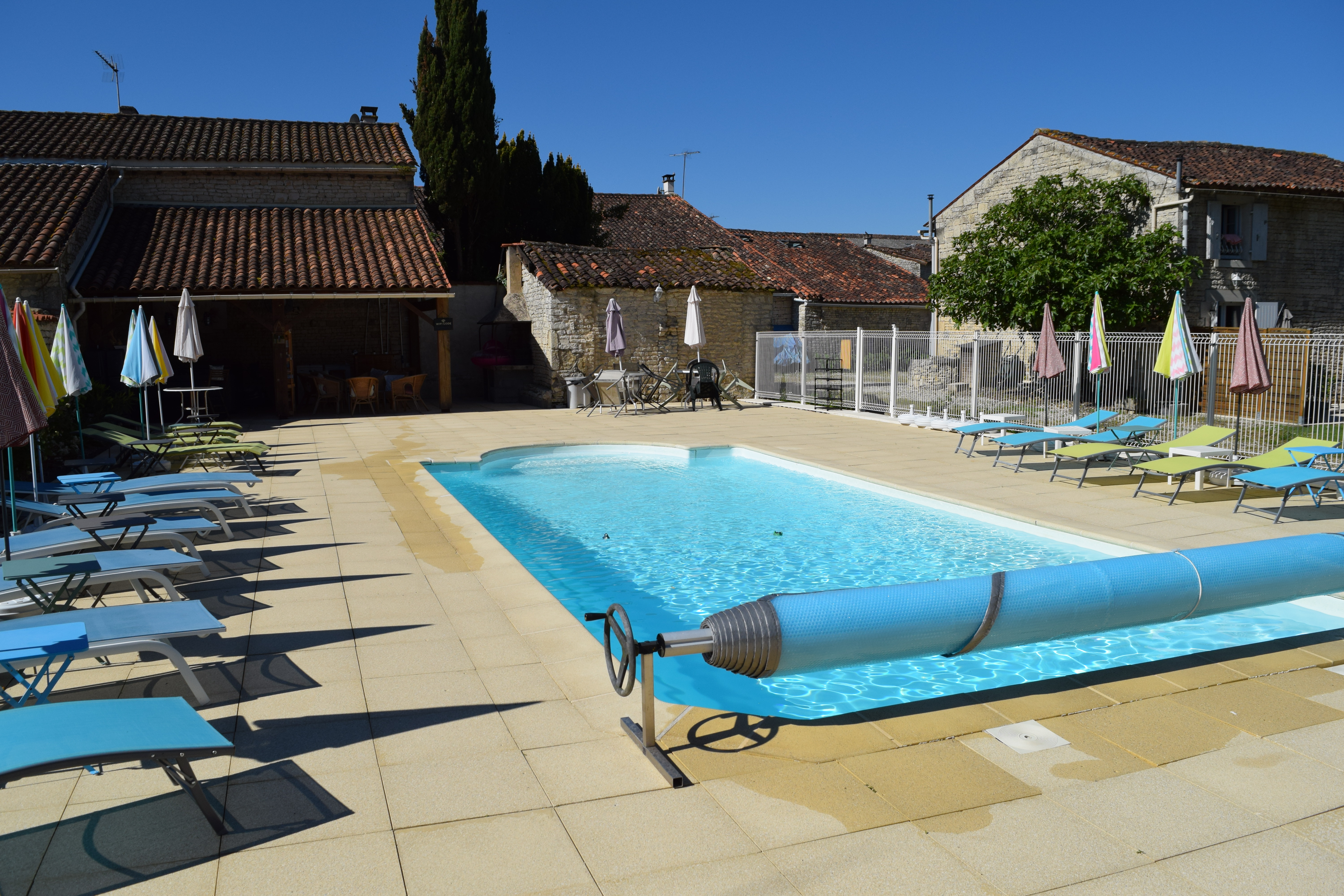 Domaine de charme – Activité touristique – Charente-Maritime
Au cœur d’un village calme entouré de vignobles, découvrez ce superbe domaine de 6 100 m², idéal pour une activité de gîtes et chambres d’hôtes ou pour une grande propriété familiale.
La maison principale se compose d’un salon, d’une salle à manger et de 4 chambres, parfaitement adaptées à l’accueil en chambres d’hôtes.
Le domaine comprend également 3 gîtes classés et labellisés, chacun disposant de sa terrasse privative et de salles d’eau individuelles.
L’ensemble peut accueillir jusqu’à 16 personnes.
Deux gîtes peuvent être exploités séparément ou réunis pour former un grand gîte de 10 personnes, offrant une grande flexibilité d'exploitation
Les extérieurs offrent un cadre privilégié avec :
- Piscine chauffée et sécurisée
- Jacuzzi
- Aire de jeux (boulodrome, badminton, ping-pong)
- Magnifique jardin arboré de 3 000 m², propice à la détente et à la convivialité
Idéalement situé à proximité de Saint-Jean-d’Angély, Matha, Cognac, Angoulême et Saintes, ce domaine bénéficie d’un emplacement privilégié, au cœur d’une région réputée pour son patrimoine viticole (Cognac, Pineau des Charentes) et sa gastronomie d’exception.
À seulement une heure du littoral atlantique et de Fort Boyard, la propriété constitue une destination de choix pour une clientèle en quête de nature, authenticité et art de vivre à la française.
👉 Bien rare, offrant un fort potentiel touristique et une excellente qualité de vie.