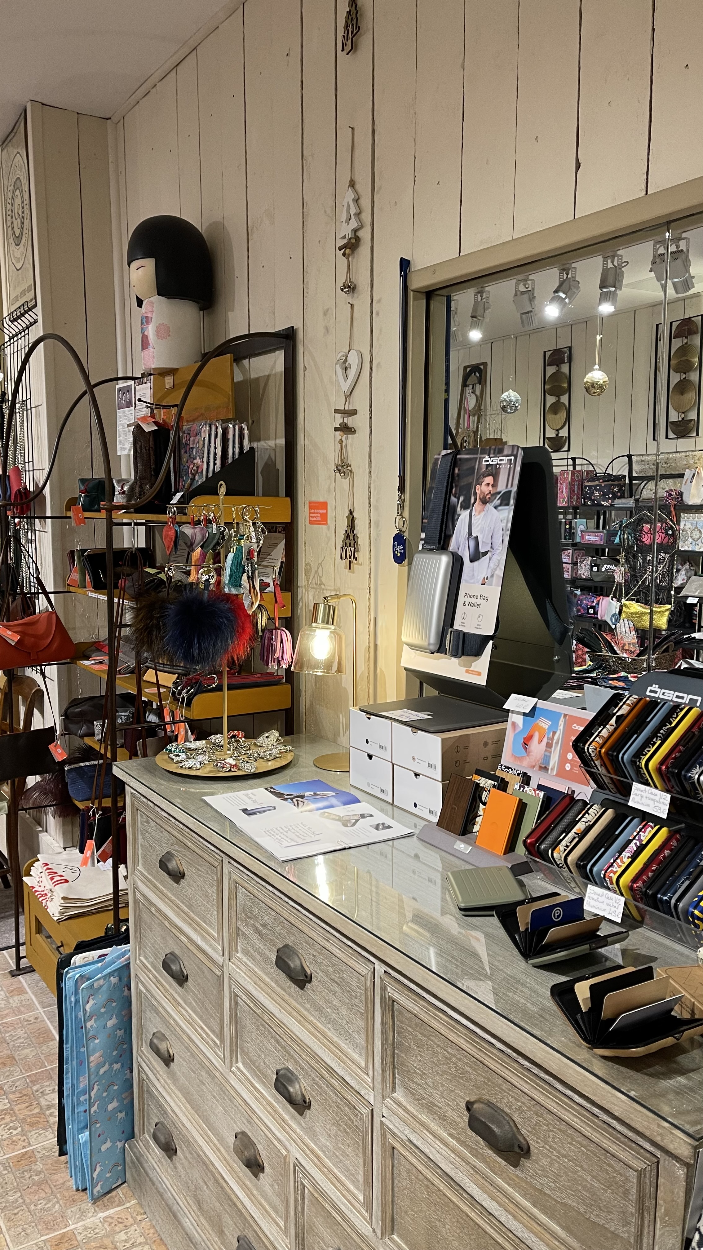 Magasin avec 20 ans d’ancienneté réputé en ville pour sa capacité à précéder les tendances - Senteurs pour la maison, produits de beauté pour femmes et hommes, bijoux fantaisie, cadeaux originaux pour tous et pour toutes les bourses… une marque de sérieux bien installée localement. Magasin situé dans le cœur historique de la bastide dans une des rues commerçantes a priorité piétonne. Parking de proximité. Actuellement ouvert du mardi au samedi de 10h à 12h30 et de 15h à 19h.