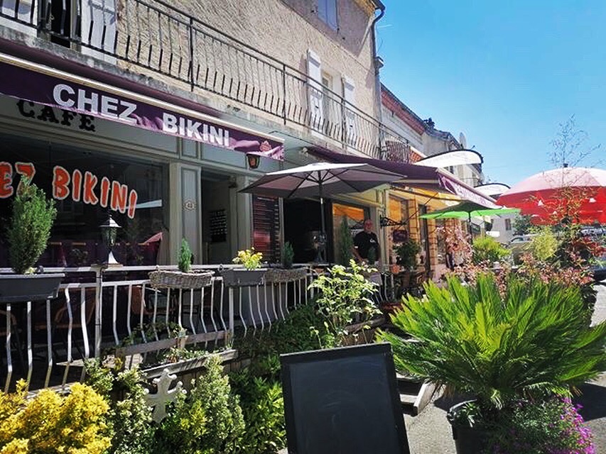 Bonjour très belle affaire situé au cœur du village l’été beaucoup de touristes et marche aussi bien l’hiver avec gros chiffres d’affaires avec bilan à l’appui , curieux s’abstenir