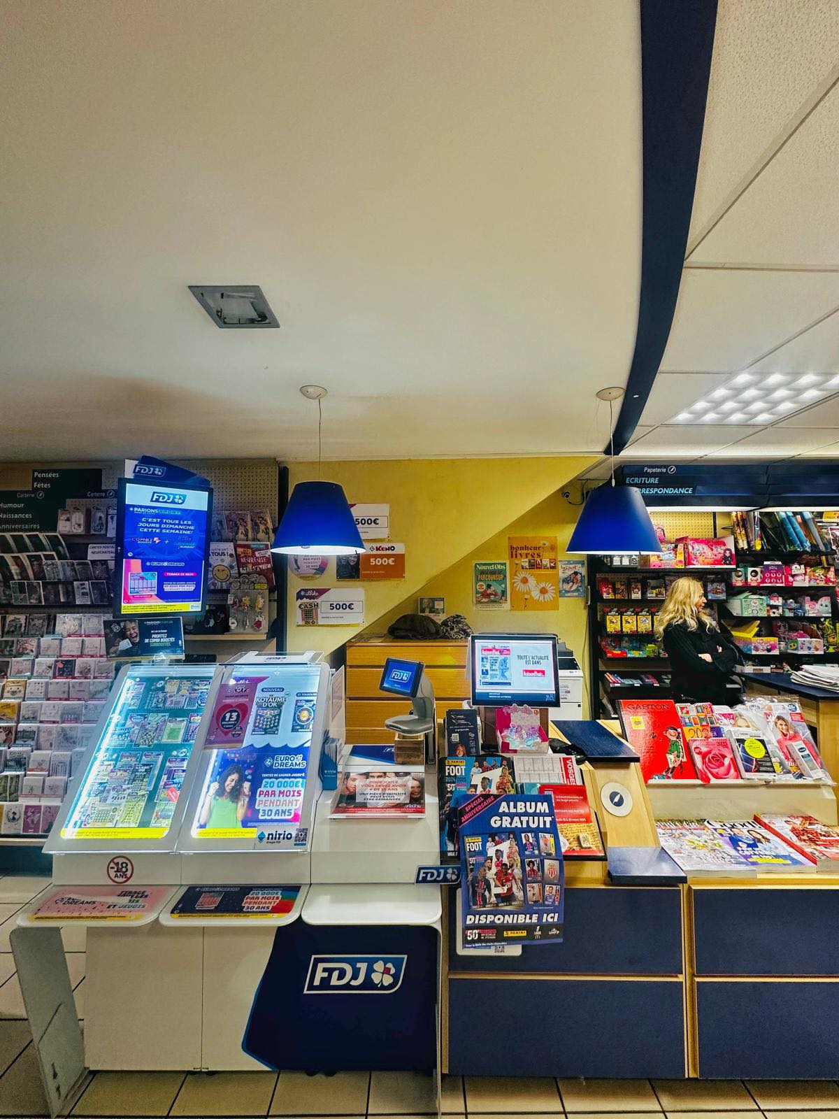 À VENDRE - Maison de la Presse & FDJ au cœur de Neufchâteau 

Idéalement située en plein centre-ville de Neufchâteau, cette Maison de la Presse est une véritable institution locale depuis plus de 50 ans. 

Cause départ à la retraite, vends fonds de commerce offrant une activité stable, diversifiée et à fort potentiel de développement. 

Activités exploitées : ﻿﻿Presse ﻿﻿Papeterie ﻿﻿Librairie ﻿﻿Cadeaux & bimbeloterie ﻿﻿Française des Jeux (FDJ) 

Le local : ﻿﻿Surface commerciale: 75 m²
Bureau arrière-magasin ﻿﻿
Réserve d'environ 100 m² répartie sur 2 étages 

Ce commerce spacieux et bien agencé bénéficie d'une excellente visibilité et d'une clientèle fidèle. 

Les atouts: ﻿﻿Emplacement premium en centre-ville 
﻿﻿Faible loyer
Belle opportunité clé en main avec fort potentiel d'évolution.