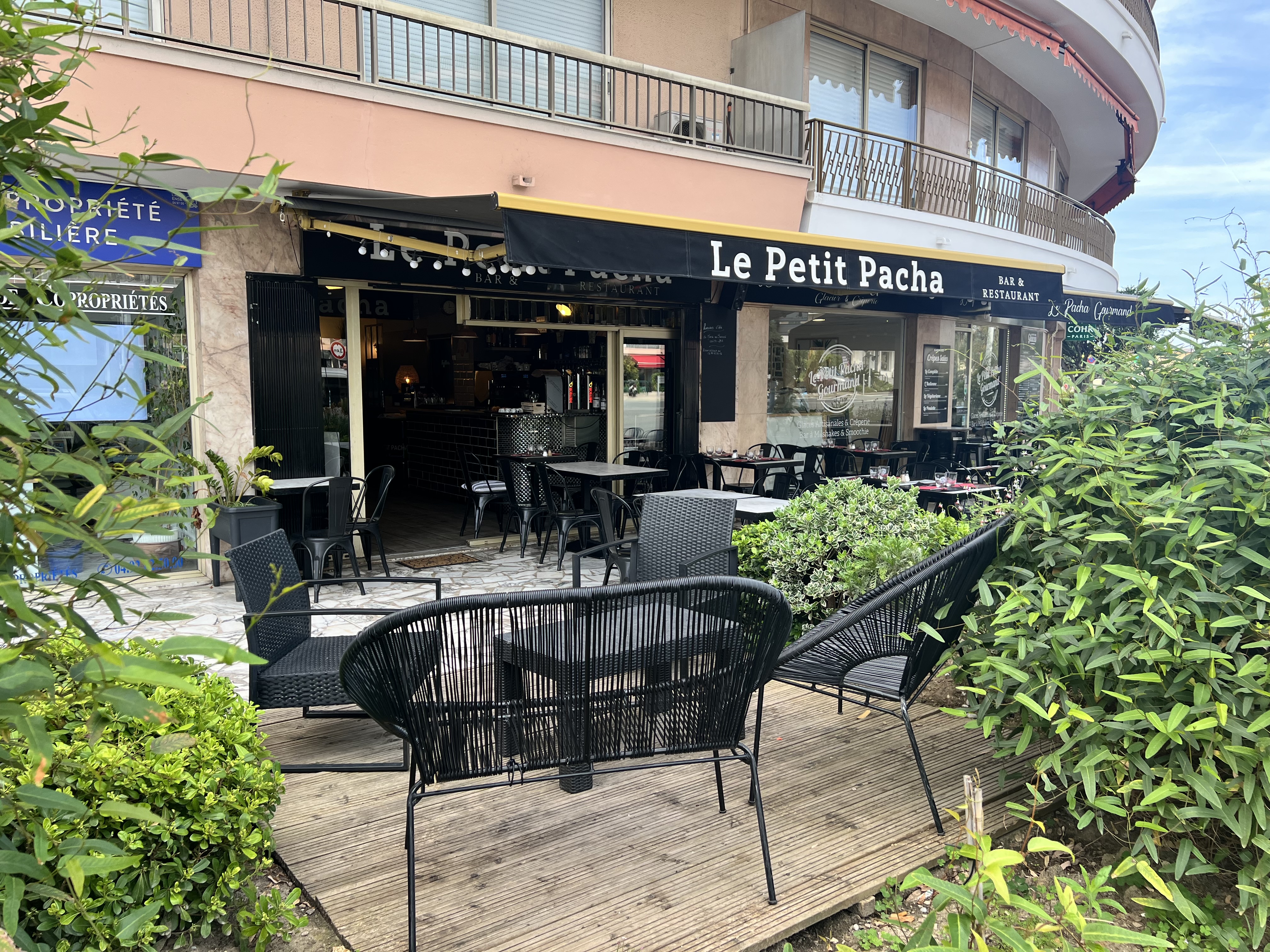 📍 Cagnes-sur-Mer – Proche Hippodrome  Belle affaire à saisir dans un emplacement stratégique, à deux pas de l’hippodrome, dans un secteur dynamique et recherché.  Ce restaurant traditionnel / brasserie de 77 m² avec terrasse privative est prêt à exploiter, sans travaux à prévoir.  🔹 Exploitation actuelle : • Service le midi uniquement en hiver • Midi et soir en haute saison ➡️ Possibilité de développer davantage selon le projet  🔸 Surface : 77 m² 🔸 Terrasse privative 🔸 Extraction et hotte neuves (sur toiture de la copropriété) 🔸 Cuisine professionnelle équipée 🔸 Climatisation réversible 🔸 Vendu sans licence (possibilité d’en acquérir une) 🔸 Clientèle fidèle – local et touristique 🔸 Idéal pour un couple de restaurateurs  💰 Prix de vente : 180 000 € 📄 Loyer mensuel : 1 311 € HT