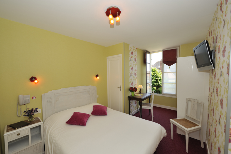 Cède cause retraite Hôtel de charme ( 9 chambres ) dans centre ville , aux normes très bien entretenu,  jardin terrasse, parking fermé 
Affilié Logis   Clientèle toute l'année ( professionnelle et touristique).
Peut-être transformé en chambres d'hôtes ou gîte 
175 Kms de Paris   20 kms de Chablis  30 kms d'Auxerre  45 kms de Troyes
Murs et fond indissociables ( 210 000€ murs 89 000€ fond )
Arrêt de l'activité restauration en 2020 mais cuisine équipée en place pour une reprise d'activité .