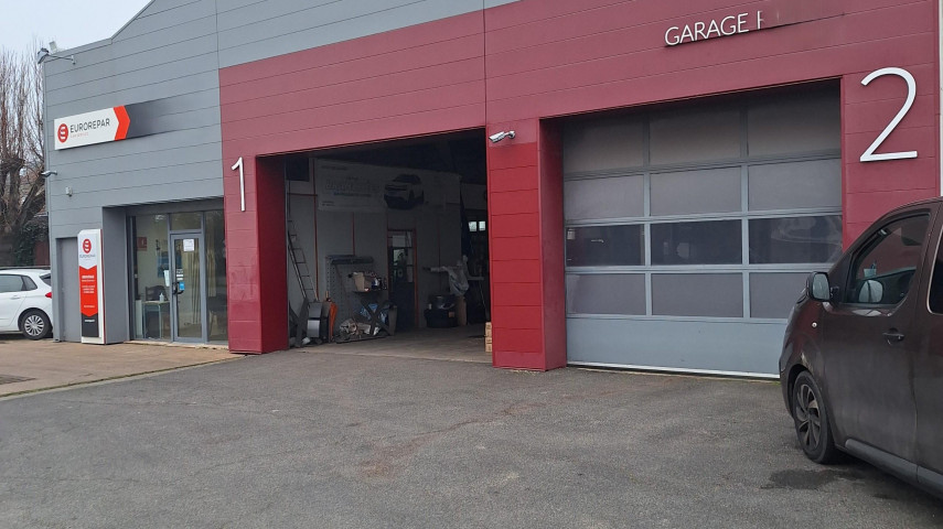 A VENDRE, CAUSE RETRAITE,
GARAGE TOUTES MARQUES ET STATION SERVICE, TRES BIEN SITUE
ATLIER DE 700 M2, D UN ESPACE SHOW ROOM ET BUREAUX DE 110 M2 ENVIRON.
ATELIER EQUIPE DE 3 PONTS,  1 VALISE DE DIAGNOSTIC, 1 APPAREIL A PNEUS
3 BRAS, 2 MACHINES DE CLIMATISATION, 1 EQUILIBREUSE, 1 BANC DE CONTROLE ET TOUT L OUTILLAGE NECESSAIRE.
EQUIPE COMPOSEE DU COUPLE DE CEDANTS
CA MOYEN 500 KS
FONDS 60 KS ACCOMPAGNEMENT POSSIBLE
MURS 170 KS