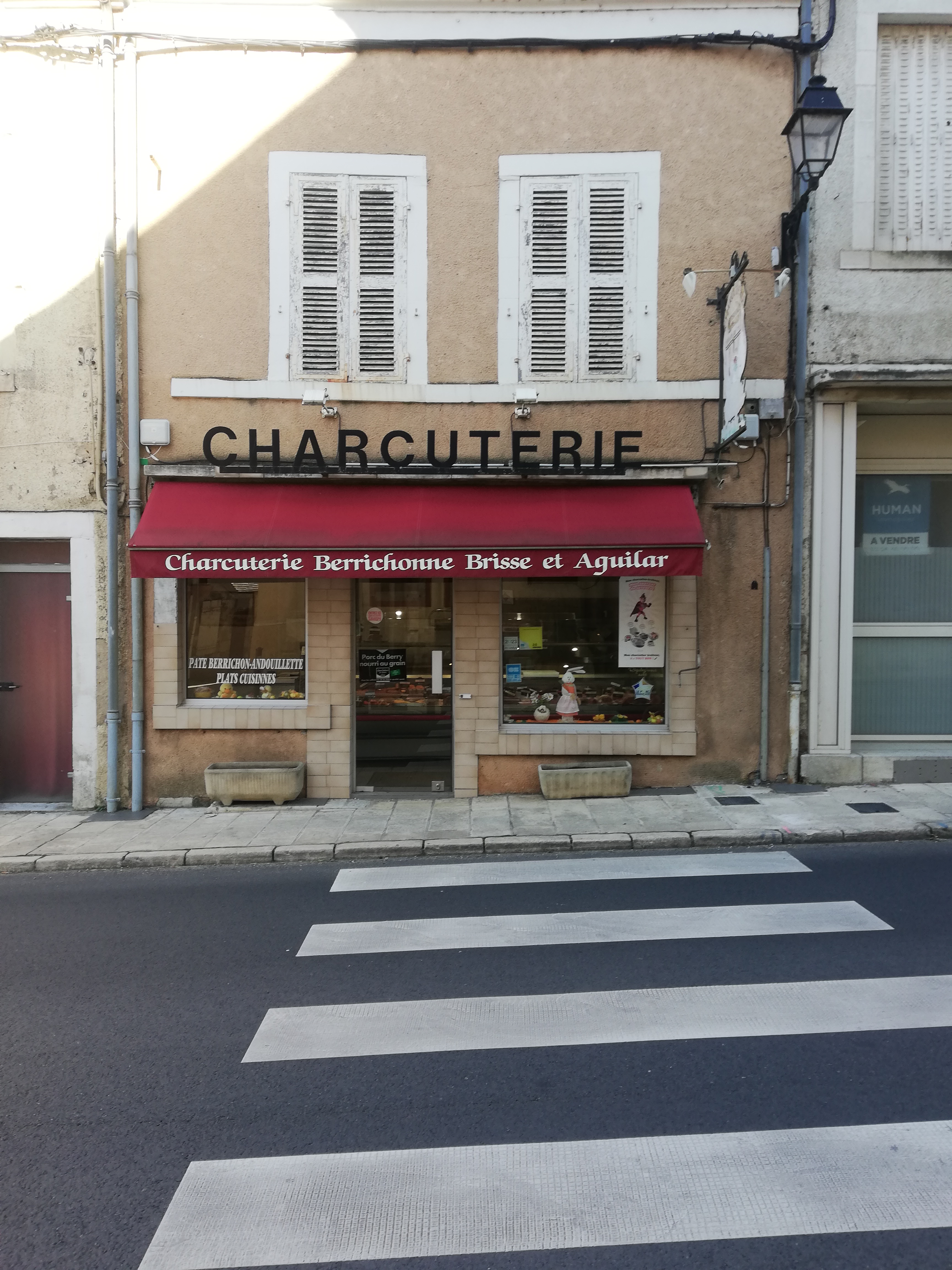 À vendre boucherie charcuterie traiteur, centre village, pas de concurrence, affaire tenue depuis 40 ans, sur un axe passager et en face d une basilique classée à l Unesco, venez découvrir cette affaire qui conviendrait à un jeune qui voudrait se lancer, matériel en bon état, peu de travaux à prévoir.