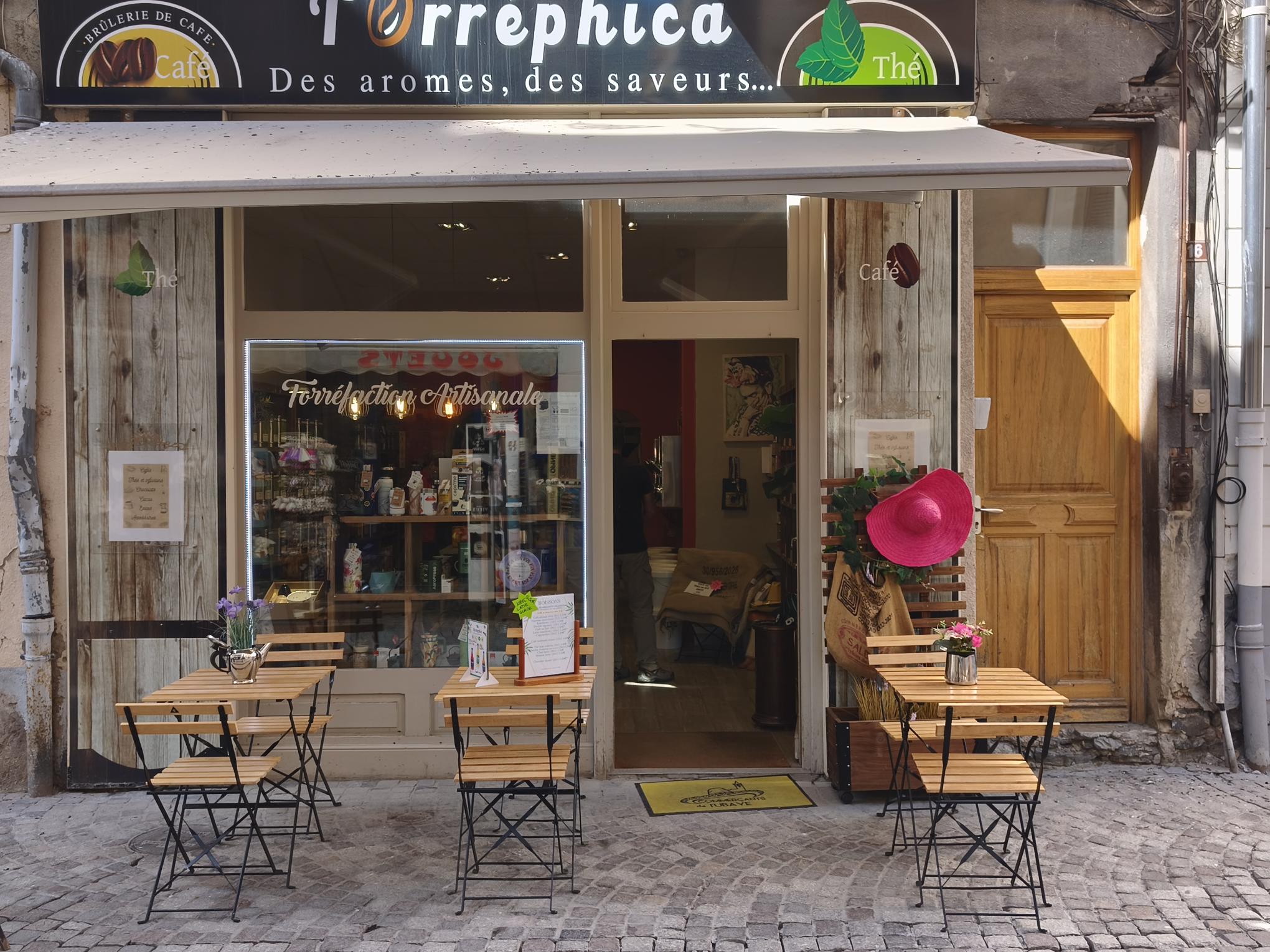 Activité : Torréfaction artisanale, vente de cafés et thés, vente de machines, accessoires et petite épicerie fine.

Emplacement numéro 1 : centre-ville, rue piétonne principale dans la capitale de l’Ubaye, Alpes de Haute Provence (04).

Locaux : Boutique 60 m2 et réserve 15 m2 à l’étage. Matériel de torréfaction professionnel et espace de vente complet. Torréfacteur GIESEN 6kgs électrique.

Atouts : Clientèle fidèle de particuliers et professionnels. Affaire créée en 2021 et en progression constante. 

Bail commercial : Loyer mensuel attractif 630€.
Prix du fonds de commerce : 105 000€ hors stock.
Chiffre d’affaires et bilans sur demande.