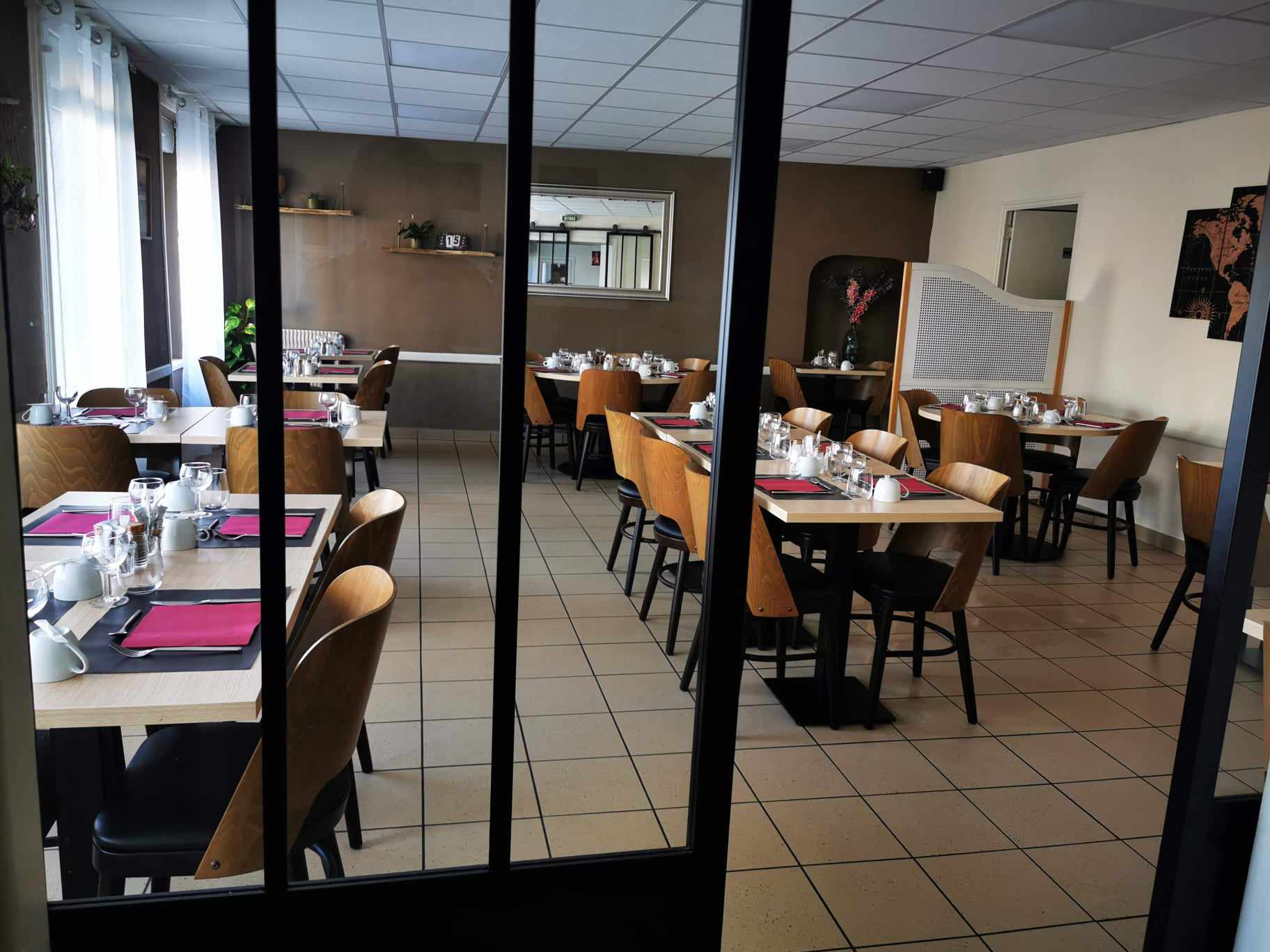 Vend fonds de commerce en centre Bretagne (30 min de St Brieuc, Loudéac, Pontivy, Guingamp)
Restaurant traditionnel ouvrier "formule bistrot" avec un ticket moyen de 17 €. Le restaurant possède 2 salles avec une capacité totale de 54 places assises et 16 places en terrasse.
Licence 4. 

CA 190 000 € (constante augmentation) 
Les + : 
- Faible loyer (2% du CA) 
- Matériel et mobilier récent (2020) 
- Logement au dessus de l'établissement  (T2 65 M2) avec petit jardin privatif 


5 semaines de congés par an
Ouvert du lundi au vendredi midi. Samedi soir bar ou restauration
Fermeture le dimanche
 
Prix du fonds : 70 000 €
N'hésitez pas à nous contacter pour plus de renseignements. Merci !