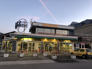 À vendre, fond de commerce. Bar, Pmu, Fdj, 290 m² sur deux niveaux possibilité, restauration. terrasse au rez-de-chaussée plus à l’étage. emplacement très bon possibilité de se garer très facilement à côté de centre, commercial, bureau de tabac Coifeur cinéma pour plus d’informations. Vous pouvez me joindre au 06 30 80 45 49.