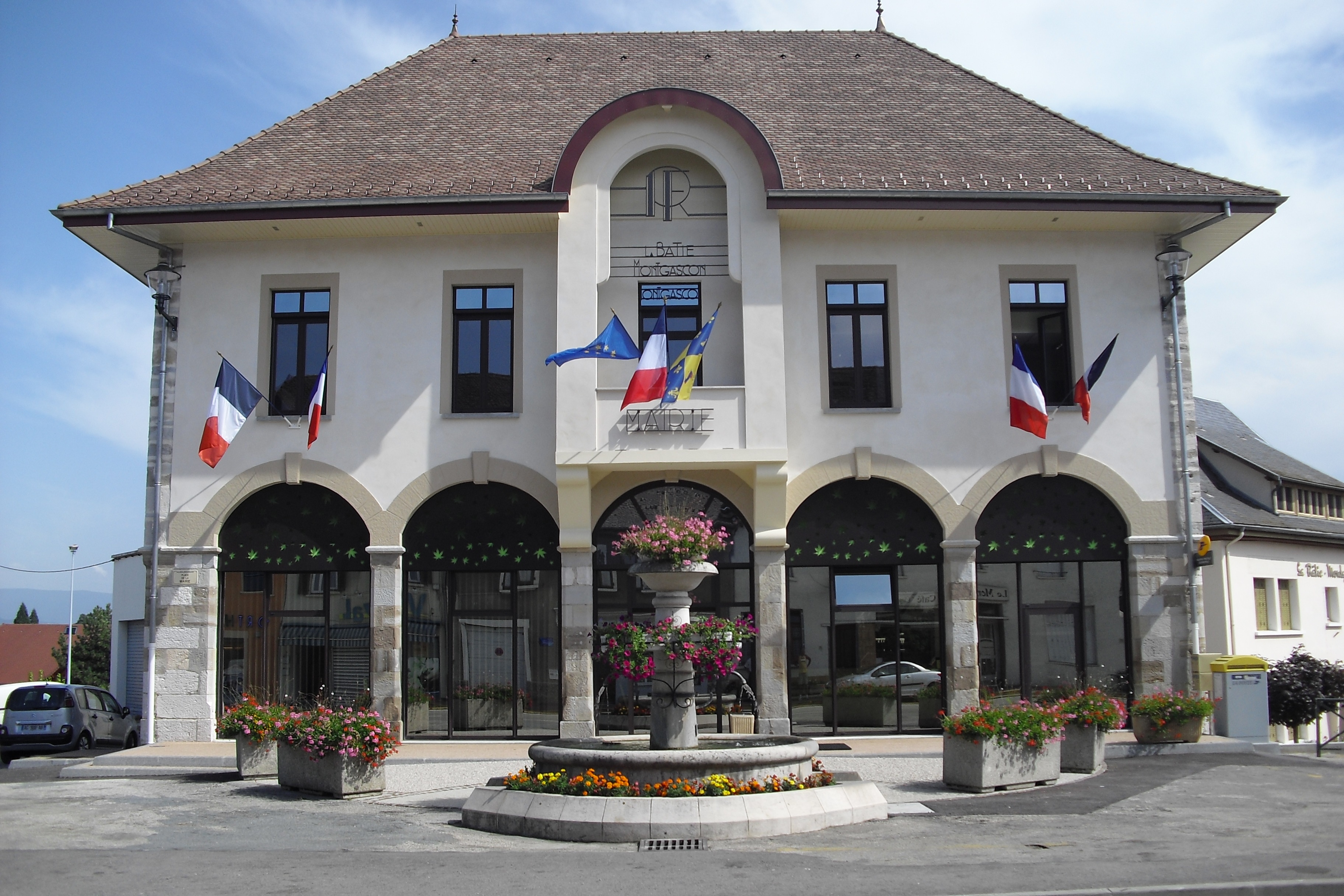 LA BÂTIE-MONTGASCON – Centre Village - COMMUNE

 Mise en location sous bail commercial d’un bâtiment entièrement rénové.

 Local en cours d’aménagement pour accueillir un CAFE / RESTAURANT sur un seul niveau.

Beau potentiel avec une salle de restaurant de 50 m² comprenant un espace bar, une cuisine de 25m², une terrasse et des parkings publics à proximité immédiate.

Ouverture prévisionnelle printemps 2025.

 Possibilité également de location d’un appartement T4 (3 chambres) de 90m² avec terrasse de 13m², neuf, situé à l’étage.

 Expérience cuisine/restauration souhaitée. 

Important  : Candidature avec CV et parcours professionnel est  à déposer en mairie avant le 2 SEPTEMBRE  2024 ou à transmettre par mail à mairie@batie-montgascon.com avec objet : candidature restaurant.

 Un dossier à compléter sera envoyé à tous les profils retenus.

Village passager :  D1516 -  très fréquentée - tous les commerces sont à disposition de la pharmacie au boucher - il ne manque qu'un café-restaurant -dans un bâtiment totalement réhabilité en plein centre du village . les prix ne sont donnés qu'à titre indicatif, le prix sera déterminé après la première sélection  des candidats  - Un professionnel créatif pourra avoir des objectifs durables et en progression , ceci en fonction des atouts dynamiques du village de 2000 habitants. (commerces - associations- passage - musée)