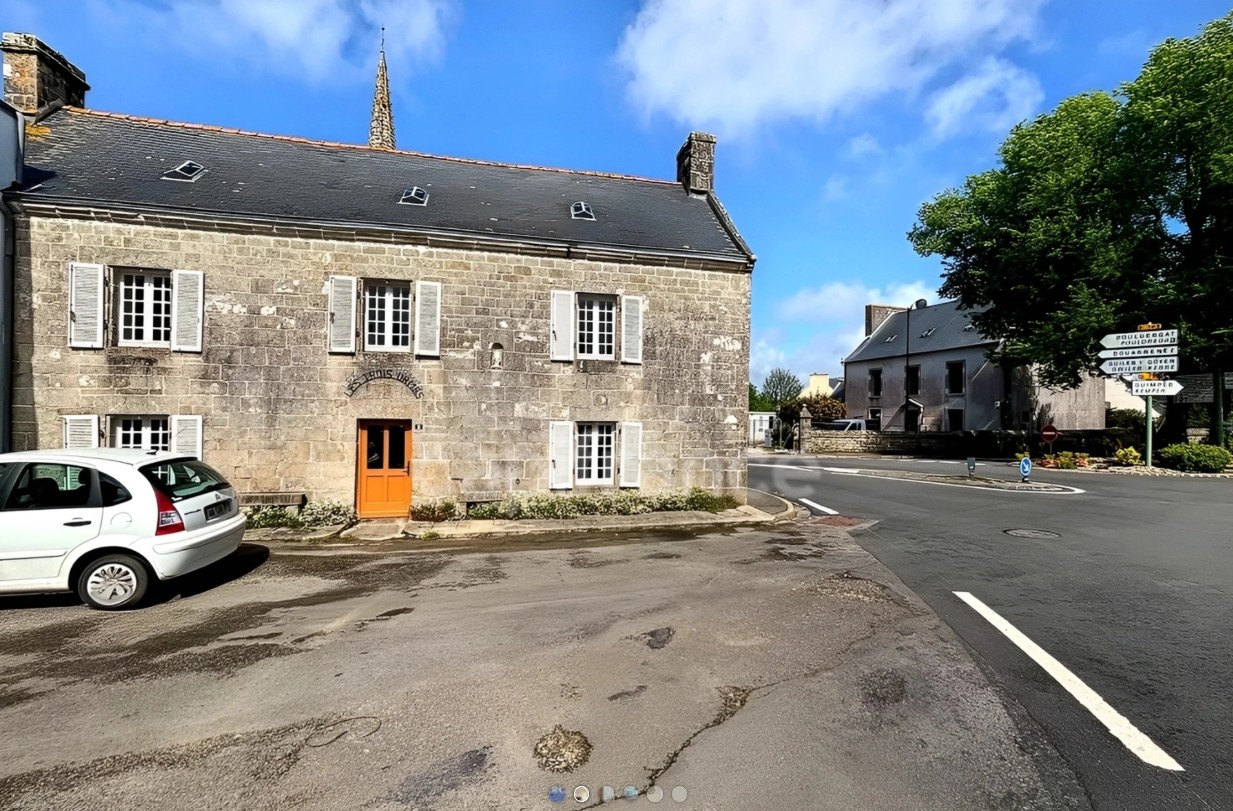 Idéalement situé en plein centre-bourg de Landudec, sur un axe passant avec un flux de véhicules régulier, cet ensemble immobilier bénéficie d’une excellente visibilité et offre une opportunité rare d’allier activité professionnelle et habitation. Stationnement facile et immédiat au pied du bien, un véritable atout pour accueillir la clientèle.

Au rez-de-chaussée, vous découvrirez un local commercial d’environ 62 m², composé d’un ancien bar offrant un bel espace principal ainsi qu’une salle attenante idéale pour une extension, une salle d’attente ou un espace de travail. Un WC indépendant et une petite réserve complètent ce niveau.

À l’étage, un logement de type T3 d’environ 53 m² comprenant une cuisine ouverte sur un salon lumineux, deux chambres et une salle d’eau avec WC.

Au deuxième étage, des combles aménageables d'une surface au sol de 62m², offrent un potentiel supplémentaire intéressant pour agrandir la surface habitable ou créer un espace complémentaire selon vos besoins.

L’ensemble est à rénover, offrant de nombreuses possibilités d’aménagement et de valorisation selon votre projet.


Ce bien conviendra parfaitement à de nombreuses activités : restauration, commerce de proximité, professions libérales, agence, bureaux ou activité indépendante.


Idéal pour un professionnel souhaitant implanter son activité avec logement sur place, ou pour un investisseur recherchant un bien à fort potentiel avec possibilité de projet mixte ou locatif.