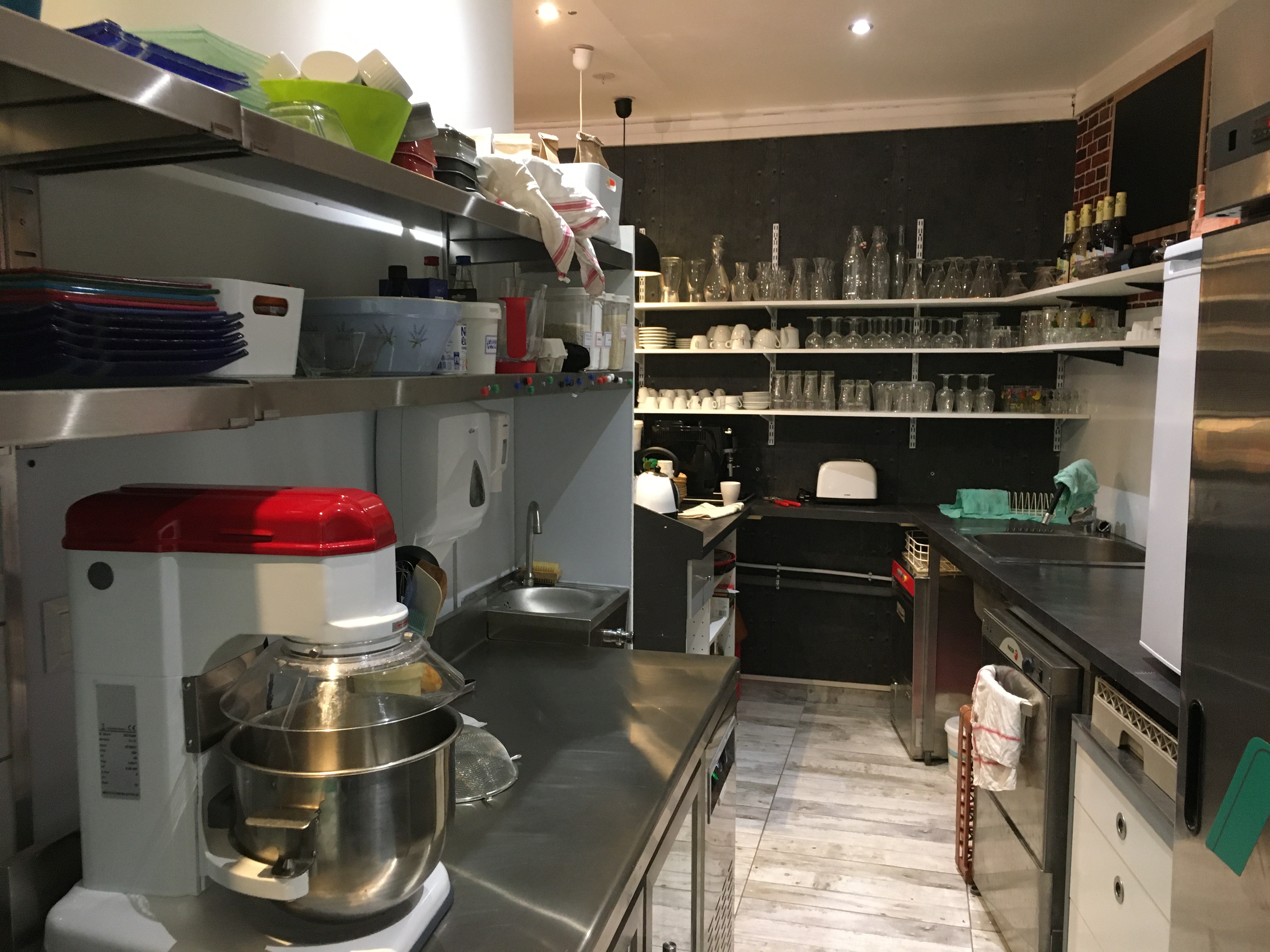 AFFAIRE SAINE ET VIABLE.
IDÉAL COUPLE.
PAS DE REPRISE DE SALARIÉS.

‼️1️⃣ Dans joli village toutes commodités (école, maison médicale, pharmacie, garage, station service, commerces, etc.), cède (cause retraite) restaurant 24 couverts d'une superficie de 48 m2 + cave de 30 m2 avec accès direct par la rue pour les livraisons + terrasse de 6 m2 (deux tables de deux). Face à un grand parking qui se transforme en place du marché le jeudi matin. Ouvert toute l’année. Clientèle d’habitués. Ouvrez les portes et commencez dès demain ! Possibilité de développer la vente à emporter, la limonaderie, la sandwicherie ou les soirées à thèmes.
Loyer 793 €. Taxe foncière : 550 €. Licence III. Bail jusqu’en 2030.

😍 Prix : 45 000 €.

‼️2️⃣ Possibilité de cession de droit au bail pour un local commercial vide pour toute autre activité que la restauration. Point d’eau (évier), cabinet de toilettes + cave (avec point d’eau également). Voir superficies ci-dessus.

😍 Prix : 24 000 €

PLUS DE PHOTOS SUR LE SITE DE L’APARENTHÈSE À CORPS : https://www.laparenthese-restaurant-corps.fr/