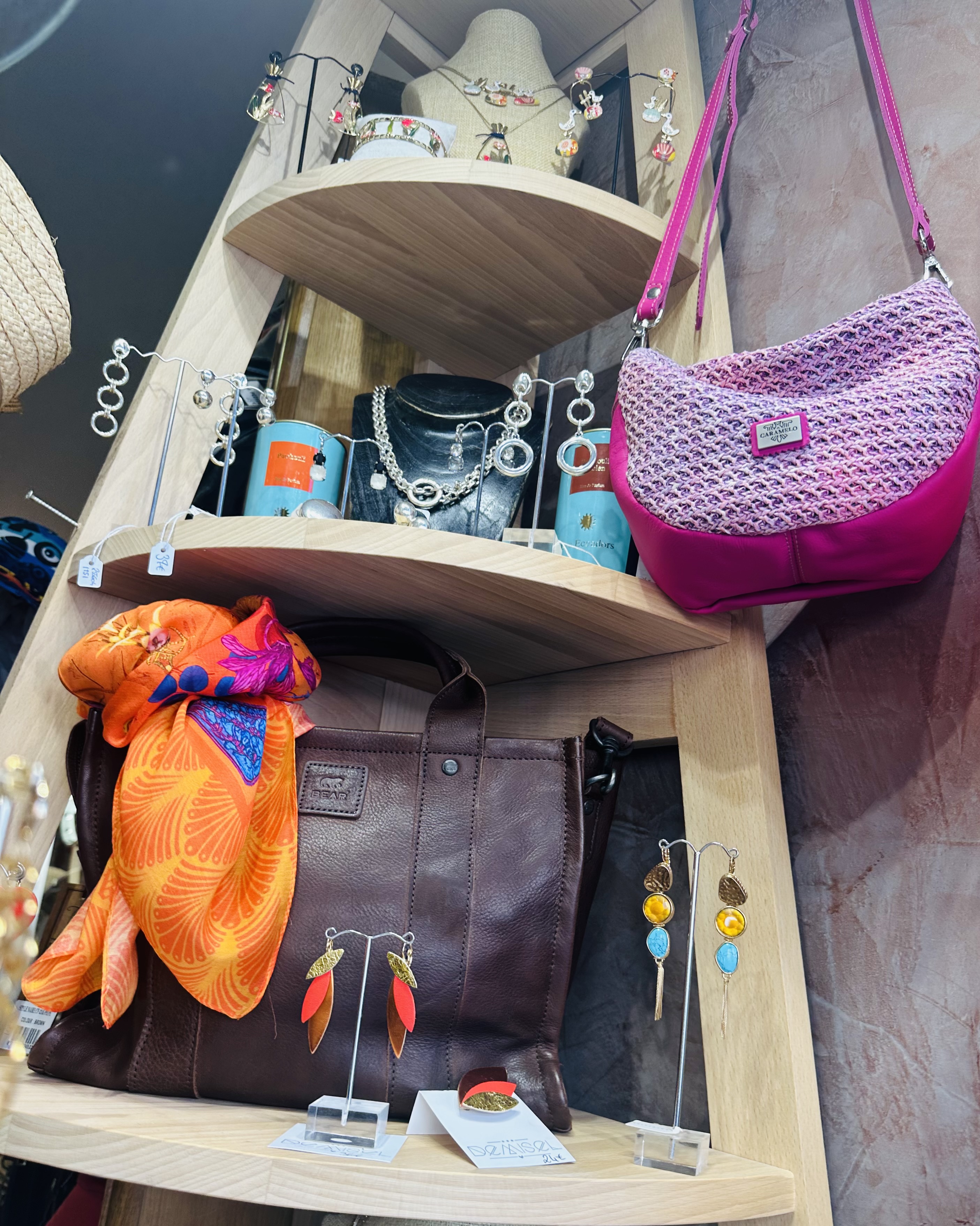 A vendre Fonds de commerce Chapellerie, accessoires de mode 

Localisation : Situé en plein cœur de Belfort, Place de la Grande Fontaine, dans une zone passante et commerçante à forte visibilité.

Activité : Commerce de détail spécialisé : chapeaux, accessoires de mode, cadeaux, bijoux fantaisie, étoles, linge de maison, lampes, bougies et objets de décoration. La boutique propose une offre variée allant de la petite fantaisie accessible aux pièces de créateurs et de marques exclusives, ce qui séduit une clientèle intergénérationnelle large et fidèle.

Historique : Enseigne implantée depuis plus de 50 ans à Belfort, reconnue pour la qualité de son accueil, son conseil personnalisé et l’originalité de sa sélection. La boutique bénéficie d’une clientèle locale, régionale (Alsacienne) et internationale : Suisse, allemande ainsi que touristique.

Atouts : 

Plus d’un demi-siècle d’existence et de notoriété.
Emplacement stratégique au centre-ville.
Clientèle fidèle, locale et étrangère.
Boutique clé en main, immédiatement exploitable. (Surface de 35m² environ)
Présence en ligne et visibilité renforcée (réseaux sociaux, plateformes locales, click & collect).
Accompagnement assuré pendant 3 mois pour faciliter la transmission.
Conditions de cession :

Prix du fonds de commerce : 110 000 € (hors stock) 
Loyer mensuel : 680 € hors charges (bail commercial en cours)
Motif de cession : Cession pour cause de mobilité géographique, belle opportunité de reprise d’une affaire saine et reconnue.