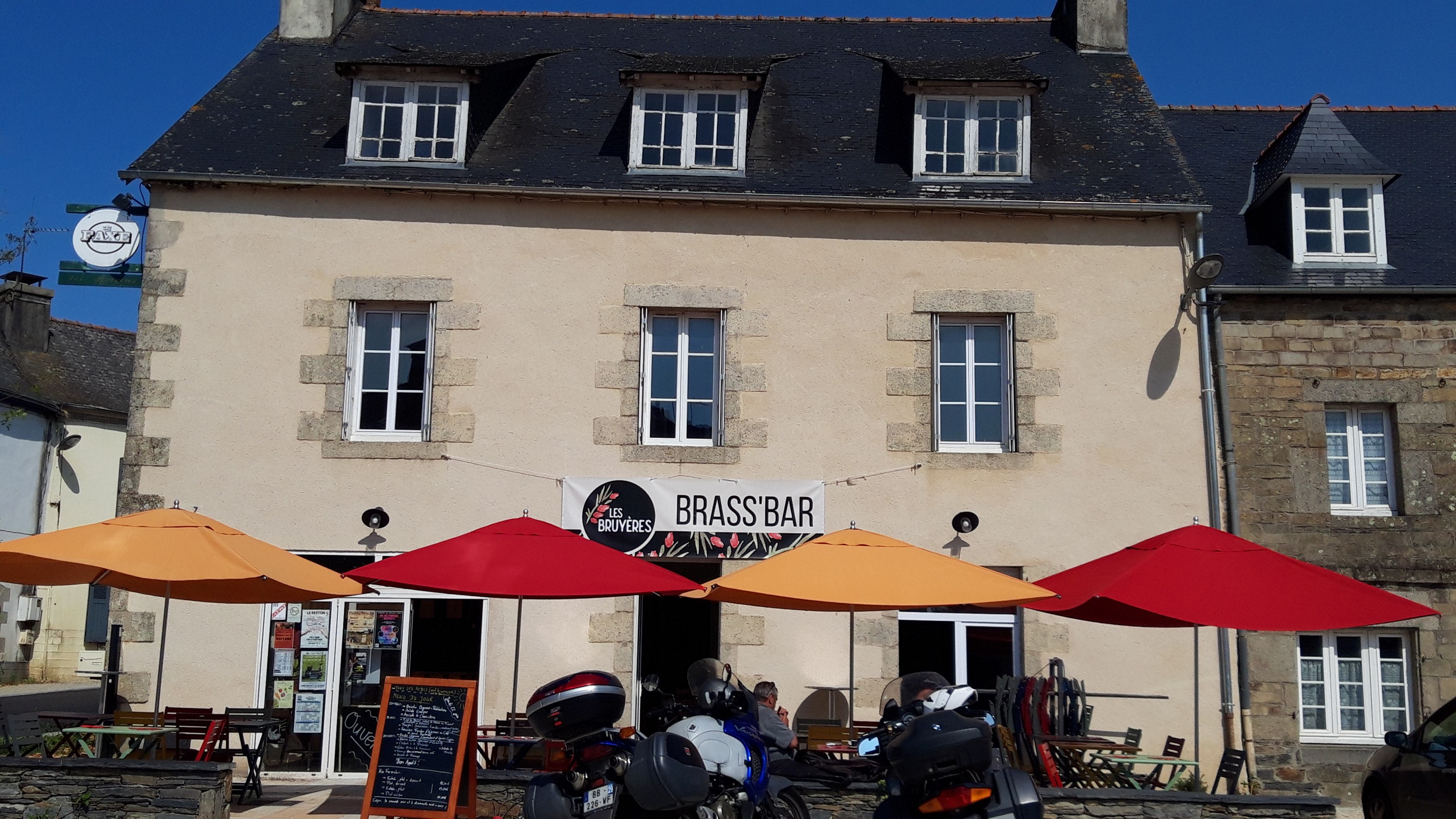 A VENDRE - Fonds de commerce Bar-Restaurant – Brasparts (29)

 -Atypique et chaleureux, situé au cœur du village de Brasparts.

Cet ancien hôtel-bar-restaurant emblématique est situé sur la place principale du bourg récemment rénové et bénéficie d’une belle visibilité du fait de l’axe passant Quimper-Morlaix.

Caractéristiques du bien :

L’établissement se répartit sur une surface totale d'environ 300m² : 
- rez-de-chaussée : bar (licence III), restaurant, cuisine, arrière-cuisine, sanitaires PMR.
- 1er étage : 3 belles pièces (chambres), grand espace ouvert avec accès sur une terrasse, salle d’eau, WC 
- 2ième étage : 7 pièces (anciennes chambres).
- Grenier isolé

Capacité totale de couverts : une quarantaine en salle et une trentaine sur une belle terrasse attenante.

Grande cuisine professionnelle entièrement équipée et opérationnelle.
Très joli bar équipé, fabriqué par artisan local, ouvert sur la salle de restaurant.
Types de cuisine proposés par l’établissement : restauration traditionnelle et crêpes.
Évènements réguliers : soirées concerts, animations, expositions d’art et artisanat.

Points forts :

- grande visibilité
- intérieur très accueillant et chaleureux : murs en pierre apparente et joints à la chaux, poêle à pellets, pompe à chaleur…
- belle terrasse
- énorme potentiel pour une reprise immédiate ou un autre concept
- possibilité de logement