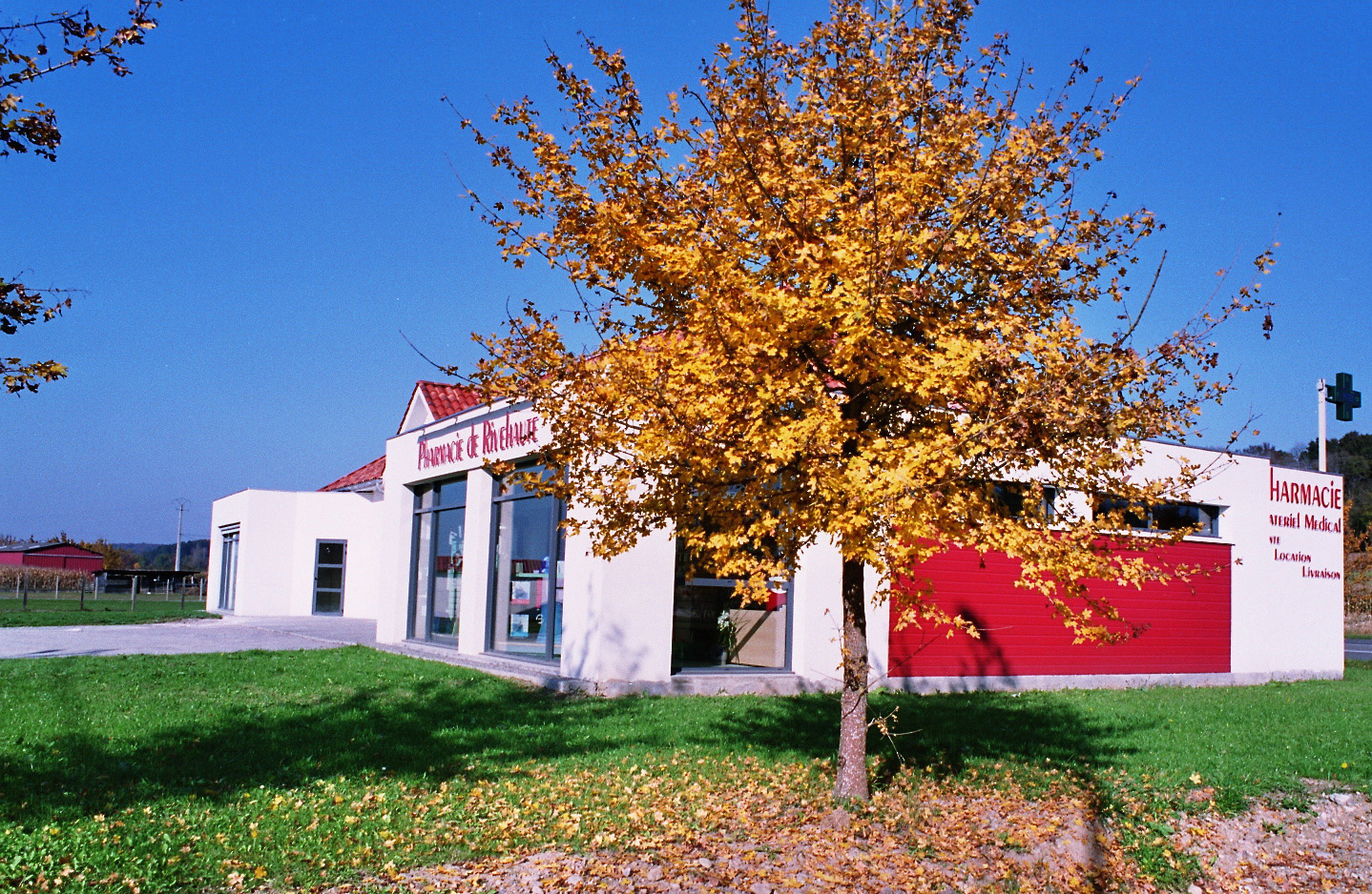 Bonjour,

Titulaire d'une pharmacie d'officine rurale, je désire prendre ma retraite mais ne trouve aucun repreneur.
La pharmacie se trouve au coeur du 64, très belle région, vivante, qui ne se dépeuple pas. L'environnement médical est difficile comme partout en France mais nous ne déméritons pas. 
Le chiffre est stable depuis des années, bien des choses sont à développer que je n'ai pas fait par lassitude.
Clientèle rurale sympathique et fidèle.
Le prix comprend le fond de commerce et le bâtiment, avec une locataire (cabinet infirmier) et un local libre pour développer ou louer.
Sans repreneur d'ici quelques mois le rideau tombera, laissant une patientèle démunie et une affaire rentable perdue.