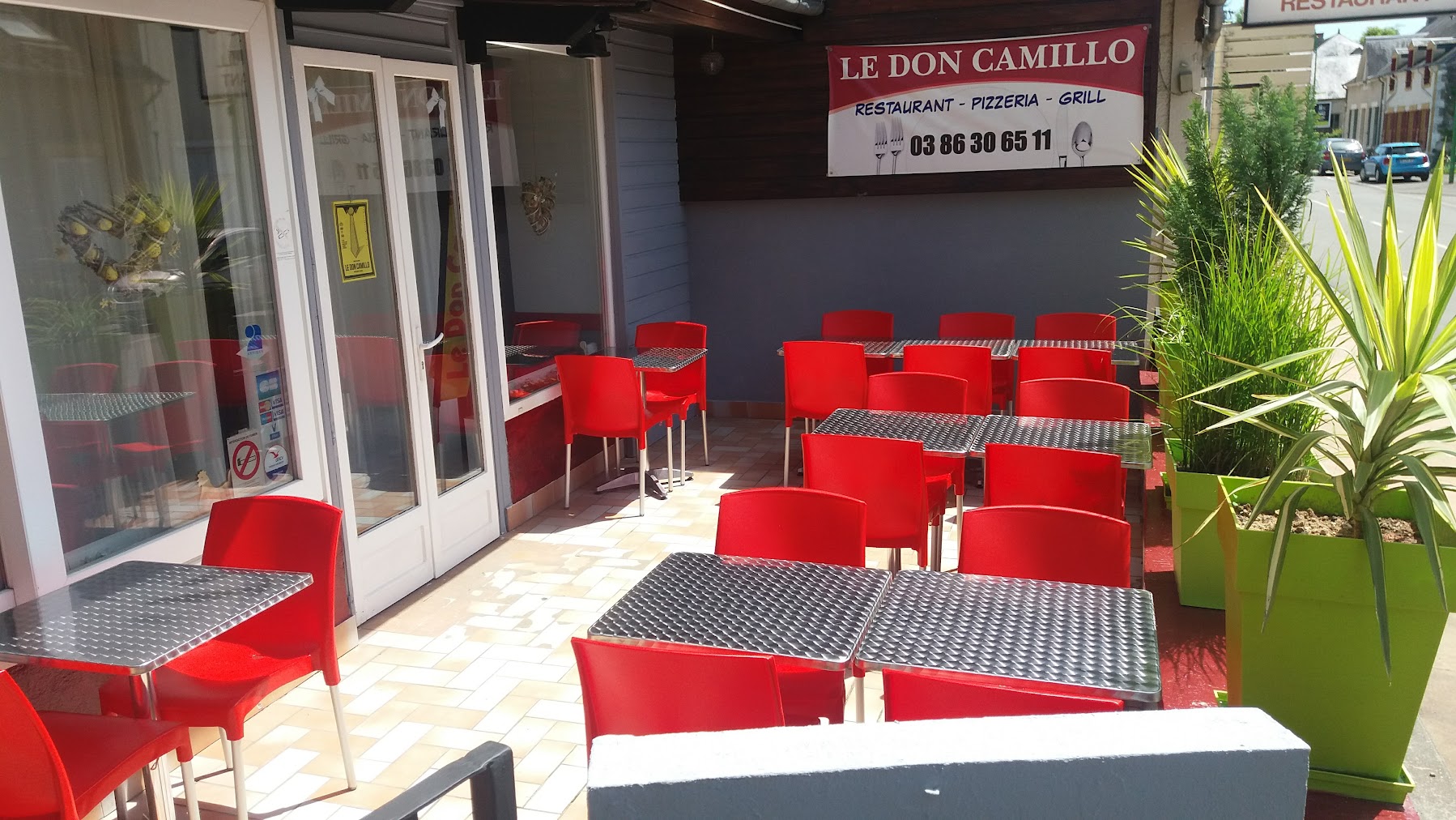 Vous êtes un(e) professionnel(le) passionné(e) ?
Vous souhaitez vous impliquer dans la vie d’une commune dynamique et attractive ?
Vous souhaitez reprendre un établissement emblématique et réputé ?
Vous recherchez un cadre de vie de qualité ?

Devenez gérant(e) du restaurant pizzeria Le Don Camillo, emblématique à Saint-Honoré-les-Bains (58), la station thermale du sud Morvan !

L'ENTREPRISE
Installés depuis 18 ans, les gérants souhaitent partir en retraite et céder cette pizzeria incontournable. Clientèle fidèle ou de passage, curistes et estivants venus des quatre coins du globe se côtoient durant la saison estivale dans ce restaurant. 

Clé en main, sans investissement à prévoir, emplacement idéal en plein coeur du bourg, cette entreprise offre un potentiel exceptionnel. 
Chiffre d'affaire constant de 90 000 € annuel (avril à fin octobre) avec possibilité d'ouvrir à l'année et développer l’activité bar, non exploitée actuellement.

Vous bénéficierez du contact avec les habitants attachés à leurs petits commerces et au cadre de vie qu'offre le village de Saint-Honoré-les-Bains, orienté vers le tourisme vert et le thermalisme.

 
DESCRIPTION DE L'ETABLISSEMENT
Etablissement spécialisé dans la restauration rapide, pizzeria, avec vente de plats sur place et à emporter.
Accessibilité personne à mobilité réduite.
Actuellement activité saisonnière ouvert d'avril à septembre avec un important flux lors de la période estivale. Capacité maximale de 50 couverts en intérieur (actuellement 26 couverts) et terrasse en sus.
Actuellement 2 exploitants au sein de la structure sans personnel.
Surface de vente 105 m², stockage 100 m² labo 42 m².

Matériel complet et fonctionnel avec un four à pizza électrique, chambres froides tropicalisé, saladette, laminoir, pétrin, piano... Pas d’investissements à prévoir.
Présence d’une licence IV incluse dans le fonds de commerce.


CONDITIONS COMMERCIALES
Prix de vente des murs : 190 000 €
Prix de vente du fonds de commerce : 65 000 €
Soit un total de 255 000 €

Possibilité de location du local : 770 € par mois

Possibilité d’acheter les murs avec trois logements à l’étage (2 deux pièces loués & 1 duplex libre à la location). Le bâtiment perçoit actuellement 22 200 € de loyer annuellement sous forme de SCI, taxe foncière 2 059 €.


LOCALISATION
Saint-Honoré-les-Bains (700 habitants), unique station thermale et unique station classée de tourisme de la Nièvre, est nichée dans un cadre naturel exceptionnellement préservé, au cœur du Parc naturel régional du Morvan. Surnommée “la station qui guérit”, elle est reconnue pour ses eaux thermales aux vertus curatives sur les voies respiratoires et apaisantes sur les rhumatismes. Elle est aussi tout naturellement propice aux soins de remise en forme et de bien-être.
Station à taille humaine, Saint-Honoré-les-Bains est une destination idéale en famille, qui possède toute la grâce d’une ville d’eau et le charme de la campagne. Avec son établissement thermal à l’architecture néo-classique, pour une cure ou un moment de détente, venez profiter des bienfaits de ses eaux thermales.

Saint-Honoré-les-Bains est connue depuis l’antiquité, mais c’est surtout à la fin du 18ème siècle que bourgeoisie parisienne et artistes s’y retrouvent pour chouchouter corps et esprits.
Aujourd’hui encore, il flotte dans l’air ce léger parfum suranné et il suffit de passer devant l’une des nombreuses villas « Belle Époque » pour remonter le temps. Une architecture à découvrir au fur et à mesure de vos balades en ville et en premier lieu à travers le bâtiment des Thermes et son superbe parc.
Un environnement sain dénué de toute pollution, allié à un riche patrimoine architectural… Saint-Honoré-les-Bains a de nombreux atouts pour vous faire goûter au tourisme durable !

Saint-Honoré-les-Bains est un village attractif et dynamique, inscrit dans le programme Villages d’avenir, piloté par l’Agence nationale de la cohésion des territoires (ANCT). 

 
DANS LE VILLAGE
    Professionnels de santé, pharmacie
    Thermes
    Casino
    Cinéma
    Campings, gîtes, meublés de tourisme     
    Restaurants
    Commerces divers (supérette, jardinerie, boulangerie, concept-store, coiffeurs, garages, etc)
    Marché le jeudi matin
    Services (bureau de poste, taxis, artisans, réparation informatique, office de tourisme, maison France Services)
    Artistes
    Ecoles
    Equipements culturels et sportifs, dont piscine municipale
    Associations diverses
    Médiathèque et pôle de convivialité

INFORMATIONS 
Découvrez plus d'informations sur le territoire en visitant les sites internet de la Communauté de Communes Bazois Loire Morvan, de l'office de tourisme Rives du Morvan et de Saint-Honoré-les-Bains :
https://www.bazoisloiremorvan.fr/
https://www.rivesdumorvan.fr/
http://www.st-honore-les-bains.com/
