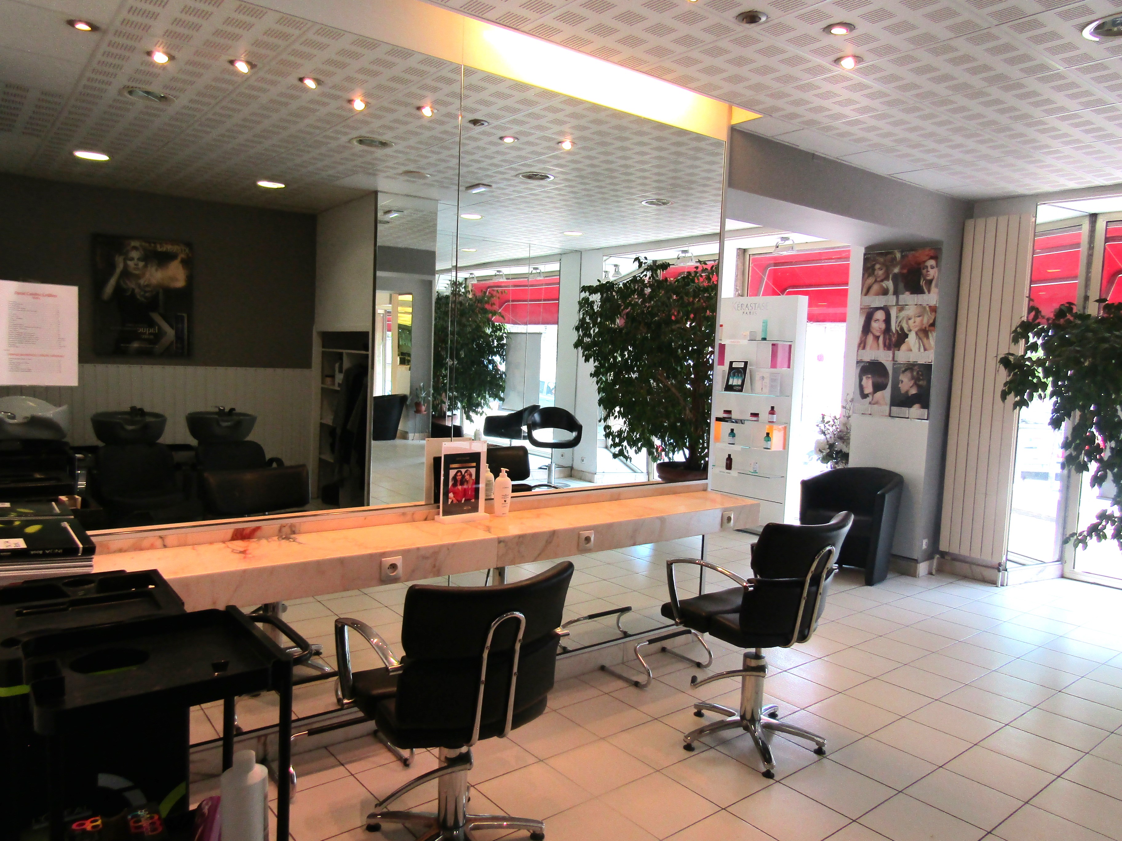 Vente d’un fonds de commerce d’un salon de coiffure mixte, créé il y a plusieurs décennies. 
Ce salon lumineux permet d’accueillir femmes, hommes et enfants. Il est équipé de 4 à 6 postes de coiffage, de 3 bacs shampoing et de tout le matériel nécessaire à l’exploitation. 
L'espace de travail est spacieux, il garantit un environnement agréable pour les clients et les employés. Il y une salariée en poste (CDI). 
La surface commerciale (70 m²) peut permettre le développement d’activités annexes (barbier, vente de produits, esthétique, etc.). 
Ce salon de coiffure traditionnel est implanté dans une ville de 12 000 habitants, au cœur de la préfecture de la Lozère. Il est idéalement situé : proche des autres commerces, à l’entrée du centre-ville et il profite de places de parking devant l’établissement. Enfin, il se trouve en bordure boulevard principal de la ville et bénéficie de deux grandes vitrines offrant une excellente visibilité. 
Le cédant est disponible pour accompagner le repreneur durant les premiers mois. 
 
Bail commercial : 1 100€ / mois, sans taxe.