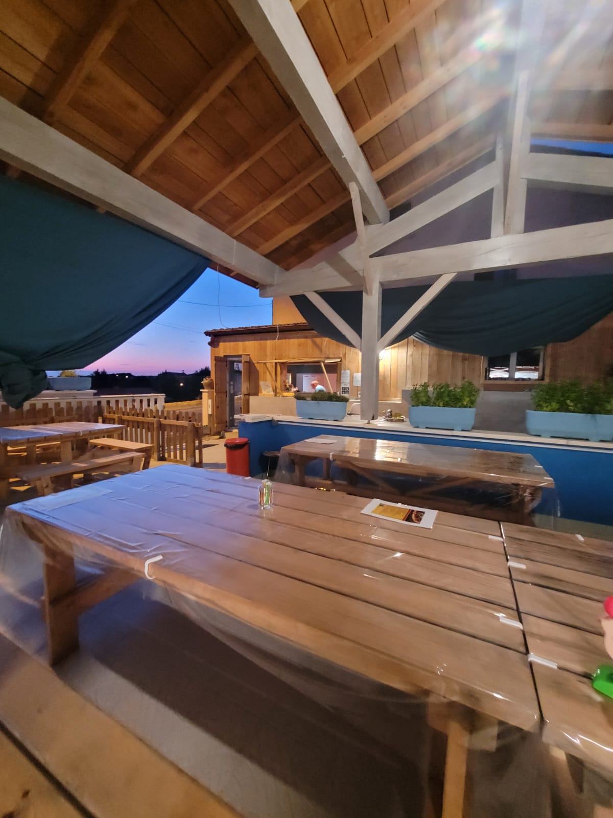 Pizzeria à emporter à vendre sur un axe très fréquenté  dans un village dynamique, de 1300 habitants. Clientèle locale et saisonnière. 
Cet établissement profite d'une grande terrasse pouvant accueillir 50 couverts et équipée d'un four à bois traditionnel et d'une cuisine de restauration bien équipée. 
Cet affaire peut être reprise sans investissements supplémentaires et être développée rapidement. 
À découvrir sans tarder !
Pour voir cet établissement 
Les photos sont disponibles sur le moteur de recherche Google. 
Merci beaucoup