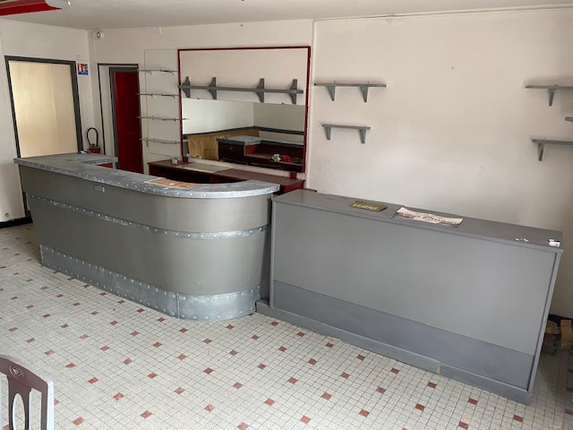 La commune de Xambes recherche un exploitant pour poursuivre l'activité de son Bar / petite restauration. L'établissement (accompagné d'une licence IV appartenant à la commune), situé au centre du bourg, est loué dans le cadre d'un bail commercial par la mairie.
Le commerce, accessible aux personnes à mobilité réduite, se compose d'un bar et sa salle, une petite salle de restaurant, cuisine aux normes, une réserve et une cour terrasse.
Un logement est disponible à la location à l'étage. 
Nous souhaitons un lieu convivial pour accueillir une clientèle ouvrière le midi, associative et locale les soirs et week-end.
La municipalité est prête à s'impliquer pour que cette reprise soit une réussite !