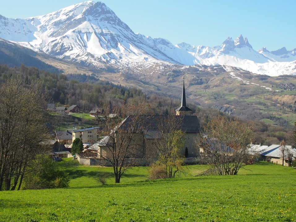 La commune d'Albiez le Jeune (Maurienne, 1350m d'altitude) crée dans son ancien presbytère un gîte d'étape (15 couchages), bar, restaurant.
Albiez le Jeune est une étape du Tour des Aiguilles d'Arves et du Tour Arvan-Villards. La fréquentation touristique se compose en été de randonneurs et cyclistes (col de la Confrérie), en hiver, d'amateurs de raquettes ou de skieurs ; et bien sûr toute l'année des habitants du village (150 personnes et environ 400 en haute saison).
La mise en gérance se fera à travers une concession de service.
L'ouverture est prévue au début du printemps 2026.
Le dossier de candidature est à télécharger sur le site : https://ledauphine.marchespublics-eurolegales.com/