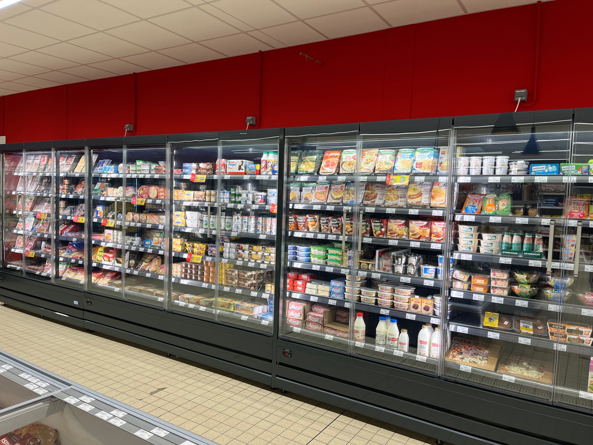 A vendre pour raisons personnelles : Fonds de commerce (170'000€) et Murs commerciaux (210'000€) -SUPERETTE ALIMENTAIRE clés en mains.

Sous enseigne Libre de contrat, mais avec engagement d'approvisionnement jusqu'en mai 2027.
Le magasin rénové et re-équipé en 2022, a réalisé 750K€ HT de CA sur 12 mois glissants la première année (+30% en CA et en fréquentation)

La surface totale du bâti est de 600m², dont 335m² de surface de vente - Grande réserve et grande chambre froide positive.
15 places de parking complètent l'ensemble et facilitent l'accès à la clientèle.

Situé dans une commune rurale du Morbihan, aux portes de la forêt de Brocéliande et au bord des grands axes - Rennes - Vannes - Ploermel ( 1h de Rennes et de Vannes)

Nombreux services proposés :
Dépôt de gaz / Dépôt de pain / Reproduction de clés / Livraisons / Presse quotidienne
L'offre de service ne demande qu'à être étoffée pour répondre aux attentes d'une clientèle fidèle ; le dépôt pressing, le point relais-colis ont été arrêtés depuis que l'exploitant est seul

Offre commerciale :
100% LS complétée par une offre charcuterie-traiteur en vente TRAD. Ce segment est à développer sur la partie Traiteur pour laquelle une attente forte existe
L'offre de produits ultra-locaux et régionaux, développée en circuits courts et plébiscitée par nos clients ne demande qu'à être élargie. (miels, confitures, volailles, galettes & crêpes, maraîchage, charcuterie trad, viande de Porc Bio, crèmerie sont déjà en place....)

Entièrement rénové en Mars et Avril 2022 :
- Electricité totalement refaite à neuf - Eclairage Led sur la totalité du bâtiment
- Faux-Plafonds et Isolation
- Peintures intérieures
- Rideau métallique

Equipements changés en neuf en Mars 2022 :
- Vitrines Frais LS_EXKAL_éclairage LED + 1 vitrine SEDA
- Vitrines surgelés_EXKAL
- Vitrine de vente assistée_ COMBISTEEL
- Rôtissoire DOREGRILL auto-nettoyante
- Transpalette Haute-levée STILL - sous contrat de location
- 2 postes d'encaissement neufs - sous contrat de location
- Video-surveillance et Intrusion neufs - sous contrat de location

Contrôles règlementaires à jour (Electricité, Extincteurs, Froid)
DPE à jour, quotation passée de G à E suite à la rénovation

PRIX FONDS DE COMMERCE : 170'000€ Net Vendeur
PRIX MURS COMMERCIAUX : 210'000€ Net Vendeur

L'exploitation est actuellement tenue par une seule personne ; l'affaire conviendra à un binôme créatif et motivé

L'affaire bénéficie du dispositif ZRR.

La commune dispose de plusieurs projets de dynamisation de la démographie, et d'un tissu associatif très dynamique.

2 Collèges et 2 écoles primaires.

PRIX DE CESSION DISCUTABLES POUR LA REPRISE DE L'ENSEMBLE, et pour des acquéreurs sérieux


POSSIBILITE DE CESSION DE PARTS SOCIALES A DES CONDITIONS FINANCIERES TRES AVANTAGEUSES (En valeur absolue, ainsi qu'en ce qui concerne les taux d'intérêts des emprunts en cours particulièrement bas au regard du marché actuel)