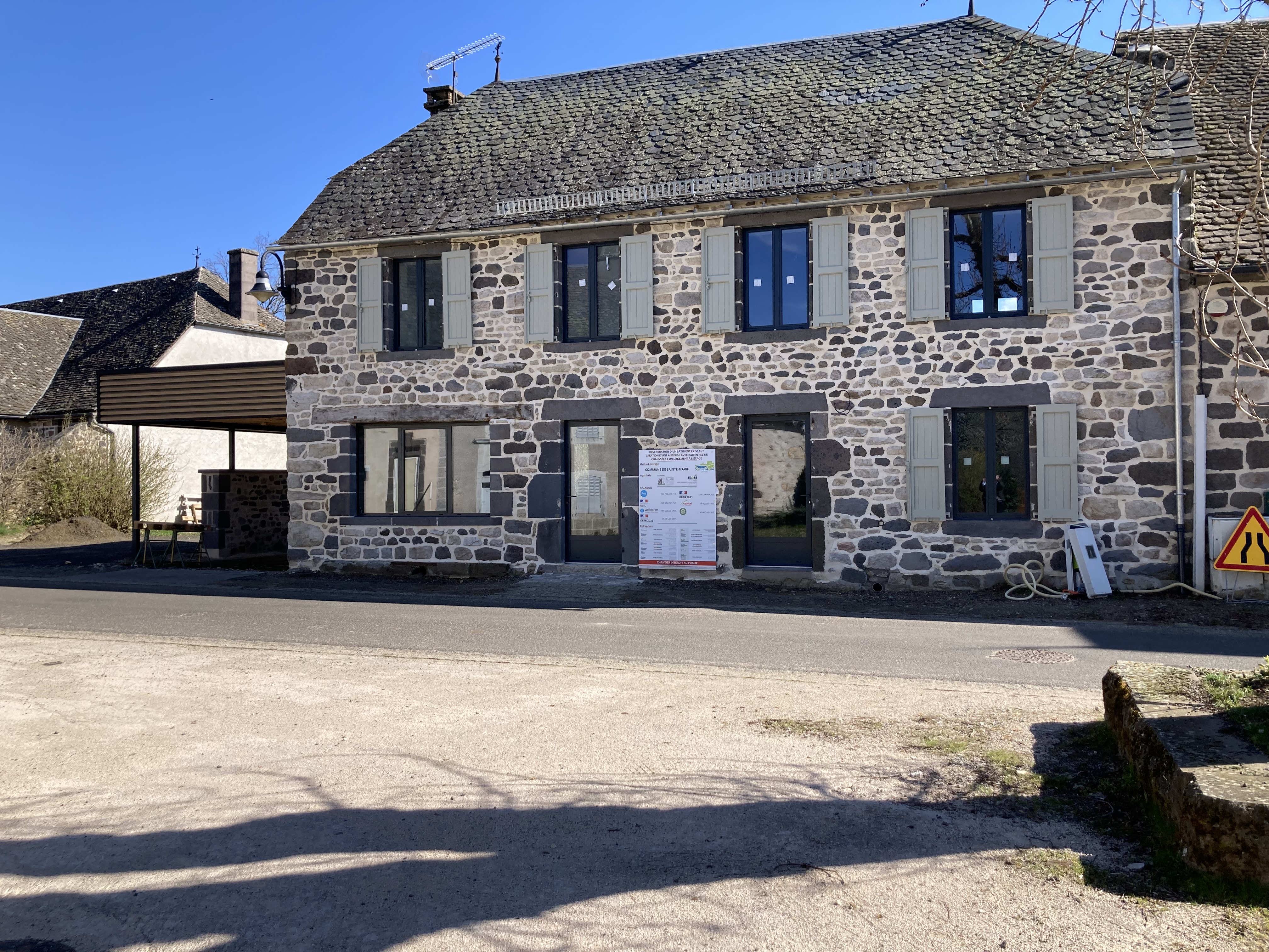 Osez changer de vie dans le Cantal !
La commune de Sainte-Marie recherche son(sa) futur(e) gérant(e) d’auberge
Et si vous donniez un nouveau sens à votre vie professionnelle dans un cadre naturel exceptionnel ? La commune de Sainte-Marie, charmant village du Cantal, recrute un(e) gérant(e) pour son auberge communale entièrement rénovée, située au cœur d’un environnement préserver.
 Un cadre de vie privilégié
Perché au-dessus des gorges de la Truyère, le village offre un panorama remarquable et une qualité de vie rare. Vous profiterez d’une nature omniprésente, d’activités de pleine air (randonnée, pêche dans la Truyère …), d’une vie locale conviviale.
Un projet clé en main
L’établissement, neuf et prêt à exploiter, comprend :
•	Salle de restaurant et bar (64 m²)
•	Cuisine équipée (30 m²)
•	Terrasse couverte et extérieure
•	Licence IV
•	Logement de fonction (3 chambres, grande pièce de vie)
À proximité : une salle des fêtes (120 personnes), offrant un fort potentiel de développement.
➡️ Une première ouverture : à vous de créer votre identité !
👤 Profil recherché
•	Professionnel(le) de la restauration ou couple
•	Sens de l’accueil et esprit convivial
•	Envie de s’investir dans la vie locale
•	Projet de cuisine de qualité et élaborée
 Conditions
•	Gérance avec bail commercial de 900 euros.
•	Disponibilité : ouverture prévue en juin 2026 sous réserve de l’achèvement des travaux.

 Intéressé(e) ?
Envoyez votre candidature (CV + projet) à : mairie.sainte-marie@wanadoo.fr
 Mairie de Sainte-Marie – 15230 Sainte-Marie 📞 06 40 08 62 74 / 04 71 23 32 82
➡️ Photos et vidéos disponibles sur demande