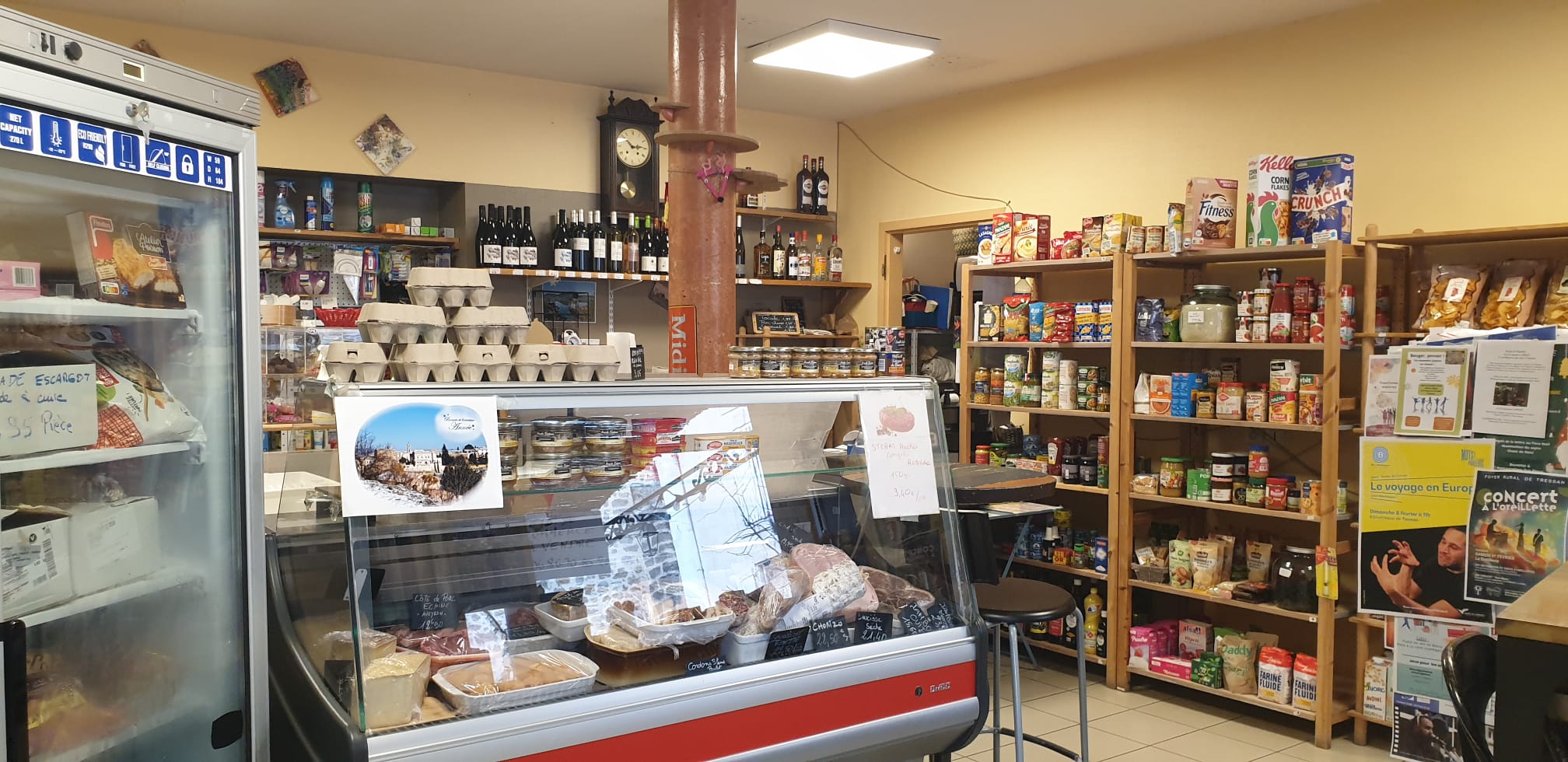A vendre dans commune proche de Clermond l'Hérault,  fond de commerce,  60 m2 t, epicerie,  café,  salon de thé ( licence 3 grande restauration).
Possibilité d'agrandir le local grâce à une pièce attenante, qui permettrait de booster le chiffre d'affaire au niveau du bar ou du coin traiteur.
Ce commerce est situé  au centre du village.
Sa clientèle est composée de locaux et de touristes.
Afin de faciliter l'installation,  possibilité de location provisoire d'un T2 meublé, tout proche du local.
La mairie est propriétaire du local, et un petit loyer  est demandé.
Plus de photos sur demande. 
Je reste a votre disposition pour plus de renseignements.
