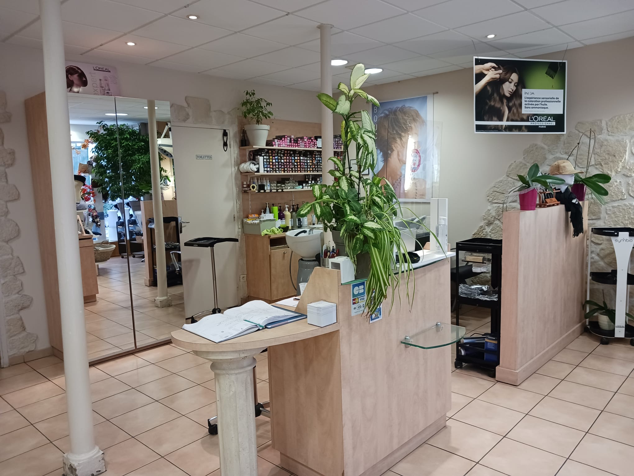 A céder, cause retraite, SALON de COIFFURE mixte dans la commune de MER 41500 (Loir et Cher).
Salon très bien situé en centre ville avec parking à proximité (Halle de Mer).
Environ 60 m² de locaux commerciaux.
Salon exploitable de suite. 3 bacs, 5 bancs de coiffage. L'esthétique du salon est très belle et le matériel est en très bon état (voir photos). Climatisation réversible. Possibilité de logement à l'étage (chambre, salon avec bureau, cuisine, salle d'eau, wc). Clientèle fidèle depuis 2006.
Effectif : la chef d'entreprise, sans employé.
Activité annexe : coin boutique avec vente de bijoux et d'accessoires.
CA 2023 : 82 000 € HT - Prix à négocier.