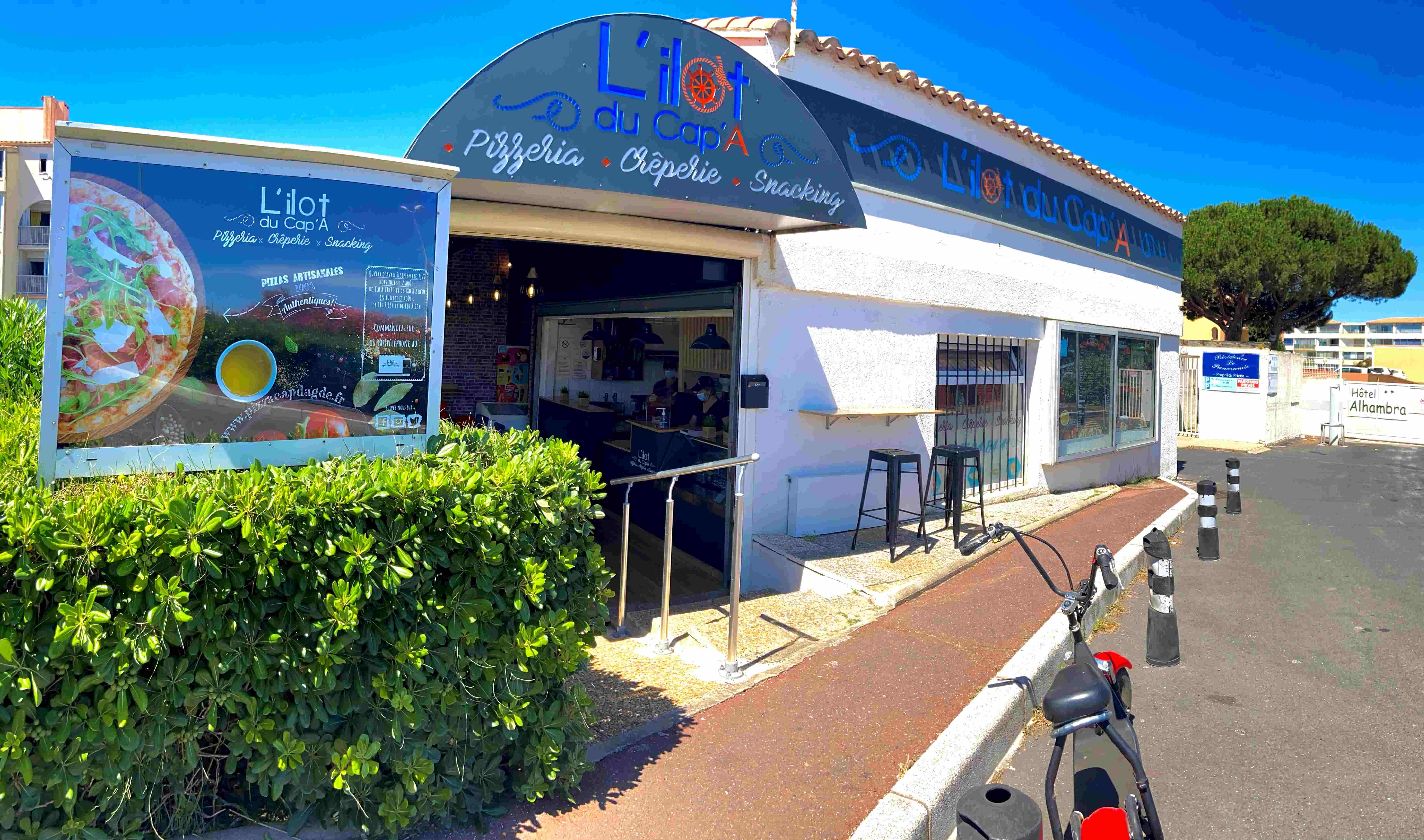 Emplacement idéal pour ce fonds de commerce sur le Cap d'Agde (34300). Située sur un axe très passant (7 000 véhicules jours en été) et unique voie d’accès à l’ile des loisirs. Ce commerce est également situé en rez-de chaussée de deux résidences de plus de 700 logements,
Cette pizzeria sandwicherie propose principalement de de la restauration à emporter (pizza, galettes bretonne, kebab, burger, salades…). Elle dispose également d’une petite terrasse couverte de 15 places.
Aucune concurrence directe. Aucun vis-à-vis. 
Matériel de pointe permettant de travailler avec un personnel restreint. Diviseuse bouleuse oem break matic 2 (1200 pâtons à l’heure), Pizzaform cuppone 33cm, four à convoyeur OEM TL 105 (80 pizza/heure), système de caisse avec envoi des commandes sur tablettes en cuisine, matériel de sandwicherie, crêperie, etc…
Site internet avec prise de commande  et  paiement en ligne.
Ouverture d’avril à septembre avec la possibilité d’une ouverture à l’année car située à proximité immédiate de nombreuses résidences.
La livraison représente un axe de développement important. Un scooter est vendu avec le fonds de commerce.
Le petit plus de cette affaire, un studio climatisé de 35 m2 pouvant accueillir 4 personnes.
Aucun travaux à prévoir, totalement équipé de matériel récent; et ultra performant qui permet une reprise d'activité rapide, sans investissement et sans expérience.
CA env 90K€ en 2025 en augmentation  ces dernières années malgré la crise sanitaire, affaire saine, bail 3X6x9 neuf.
Idéal première affaire.