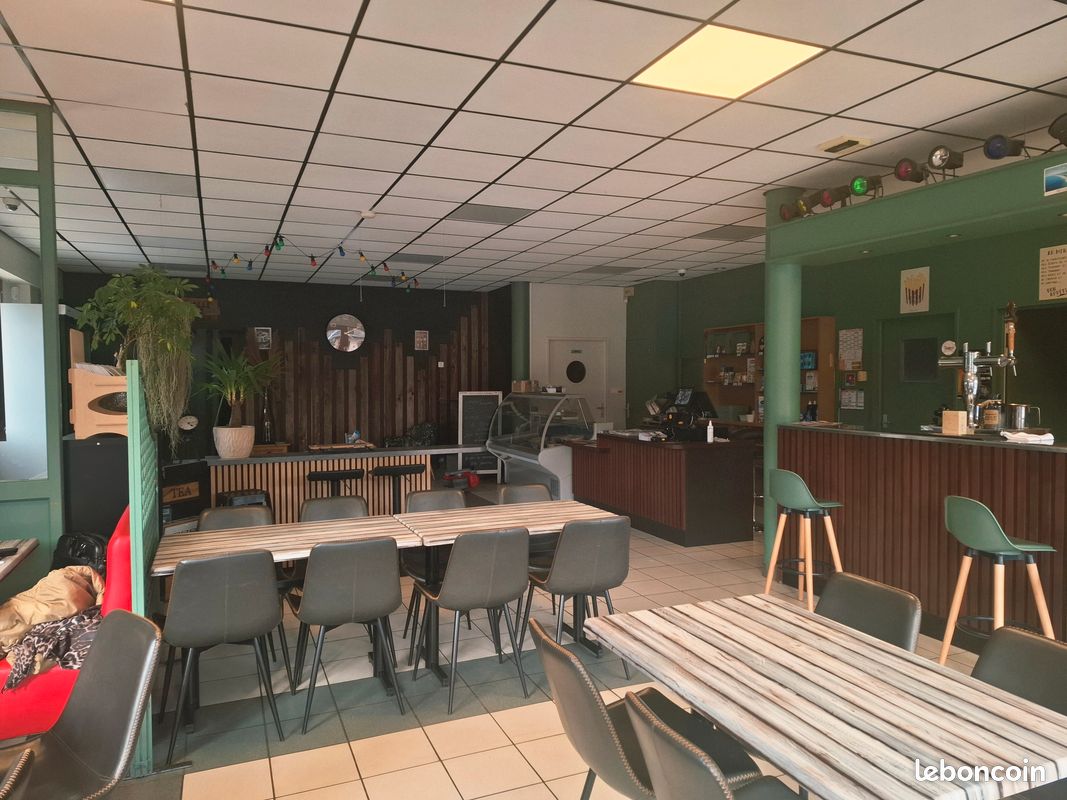 Commerce situé en plein centre de Jarnosse

Le local dispose d'une superficie totale de 147 m², dont 135 m² de surface de vente

Un logement est attenant

Activité actuelle : bar / casse-croute, avec possibilité d'ajouter activité de restauration et relai poste

Local appartenant à la commune de Jarnosse

Fonds à vendre à 58 000 €

Contacts : 06-81-03-78-44 ou 06-09-58-53-93