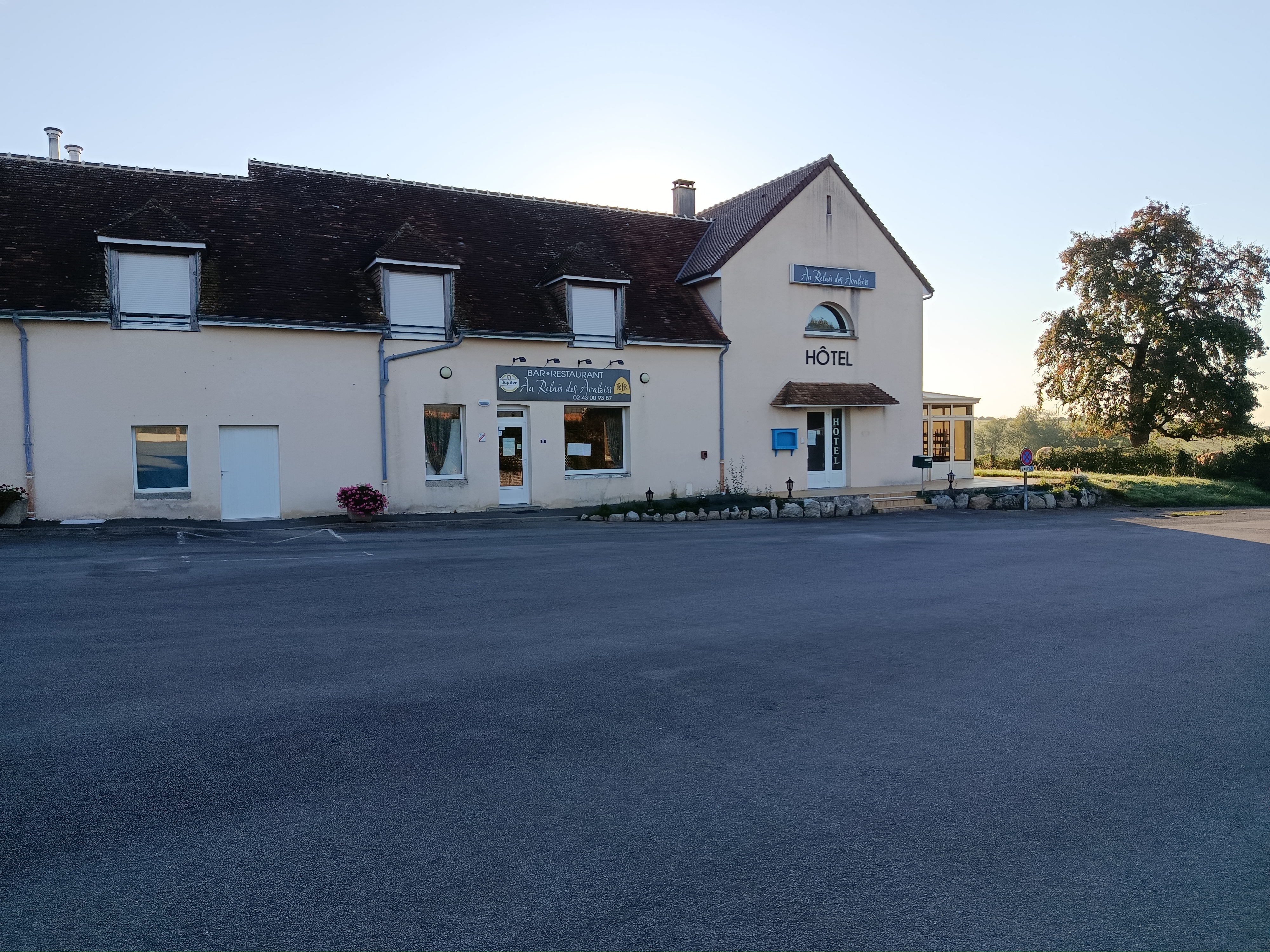 Dans un petit village du nord Mayenne de 140 habitants, à proximité du Belvédère des Avaloirs et de la voie verte, mise en location gérance d'un hôtel restaurant avec licence4, 3 chambres d'hôtel, 80 couverts, possibilité de location d'un appartement ou d'une maison mitoyenne avec cour fermée, rénovée récemment, conviendrait pour un couple, grande place pour stationner devant le restaurant.