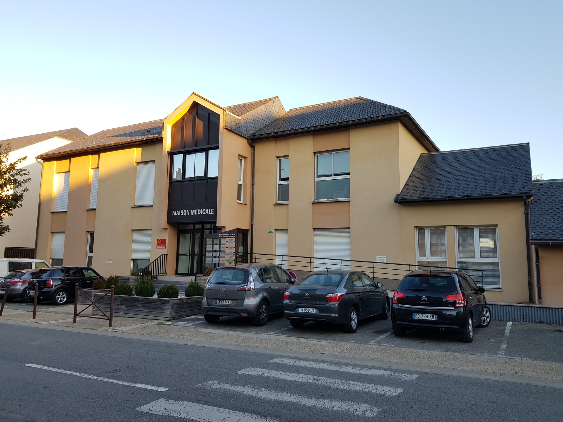 Docteur en Chirurgie Dentaire, faites le choix d’une installation au vert !

Au sein de la Maison médicale intercommunale située à Laissac, avec un loyer modéré, profitez d’un environnement professionnel complet : médecins, kiné-osthéo, sage-femme, orthophonistes, orthoptistes, etc… 
Un professionnel est déjà présent sur la commune, mais pas dans le bâtiment.
La commune compte environ 2.200 habitants, une résidence senior, un EHPAD, 2 écoles, 1 collège, une pharmacies et bien d'autres commerces et services trop nombreux pour être détaillés !

L'Etat classifie le secteur en FRR (ex ZRR) ! Le territoire a engagé une démarche d’accueil volontariste. 
Tout est là pour débuter votre nouvelle activité ! Parlons ensemble de votre projet !

Premier contact par mail.