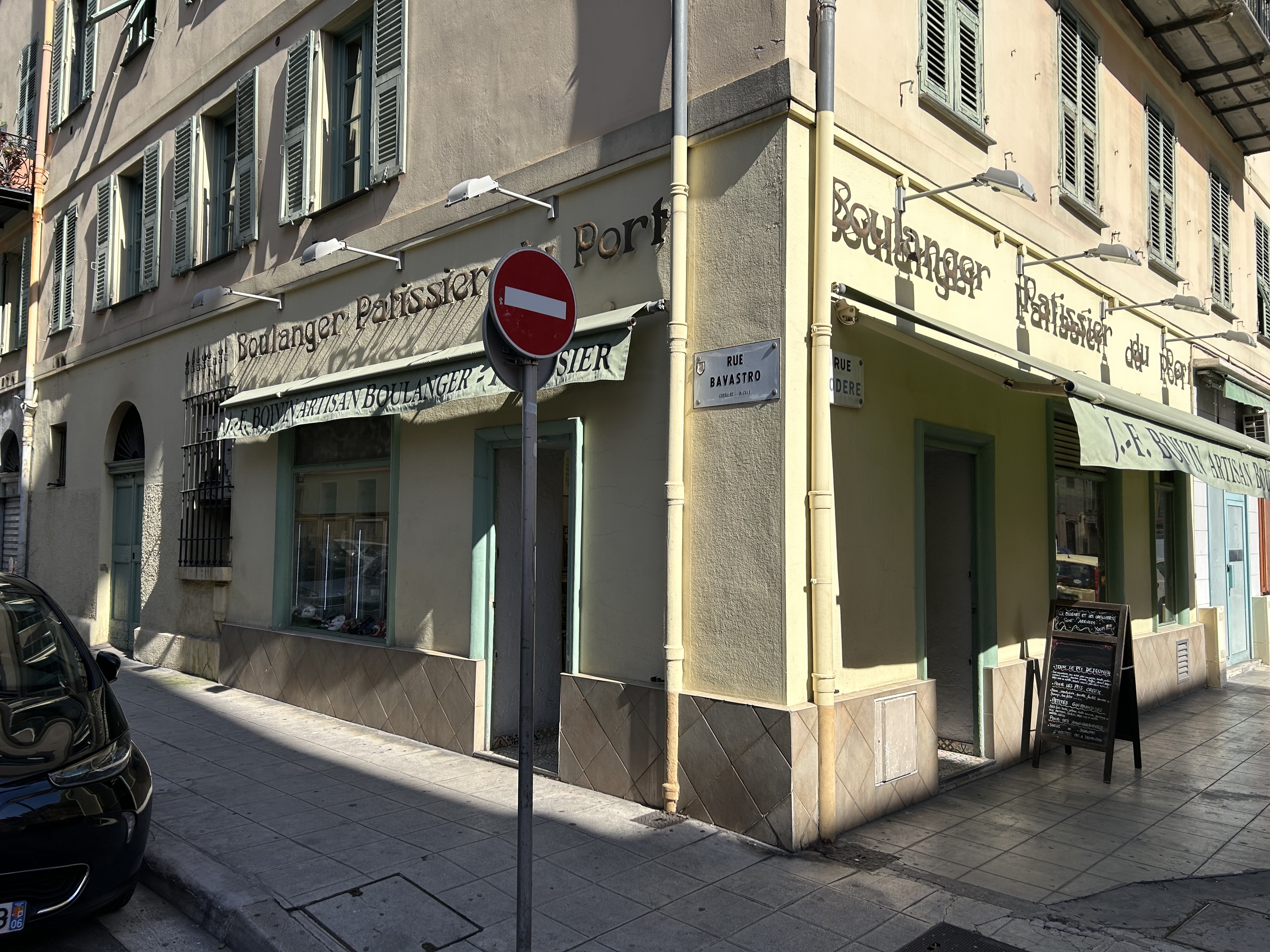 Boulangerie Artisanale située au port de Nice.
Rachetée il y a plus de 18 ans.
Raison de la vente : souhaite arrêter son activité

C'est une boulangerie traditionnelle avec une belle clintèle fidèle (pains bio) et de touristes.
Le matériel est en parfait état et conforme à la réglementation.

Elle se compose d'une boutique, d'un founil et d'un laboratoire indépendant. Accès facile.
Le personnel se compose : de deux vendeuses.

Structure rentable CA 350 k€ environ. 
Prix de vente 280 000 €