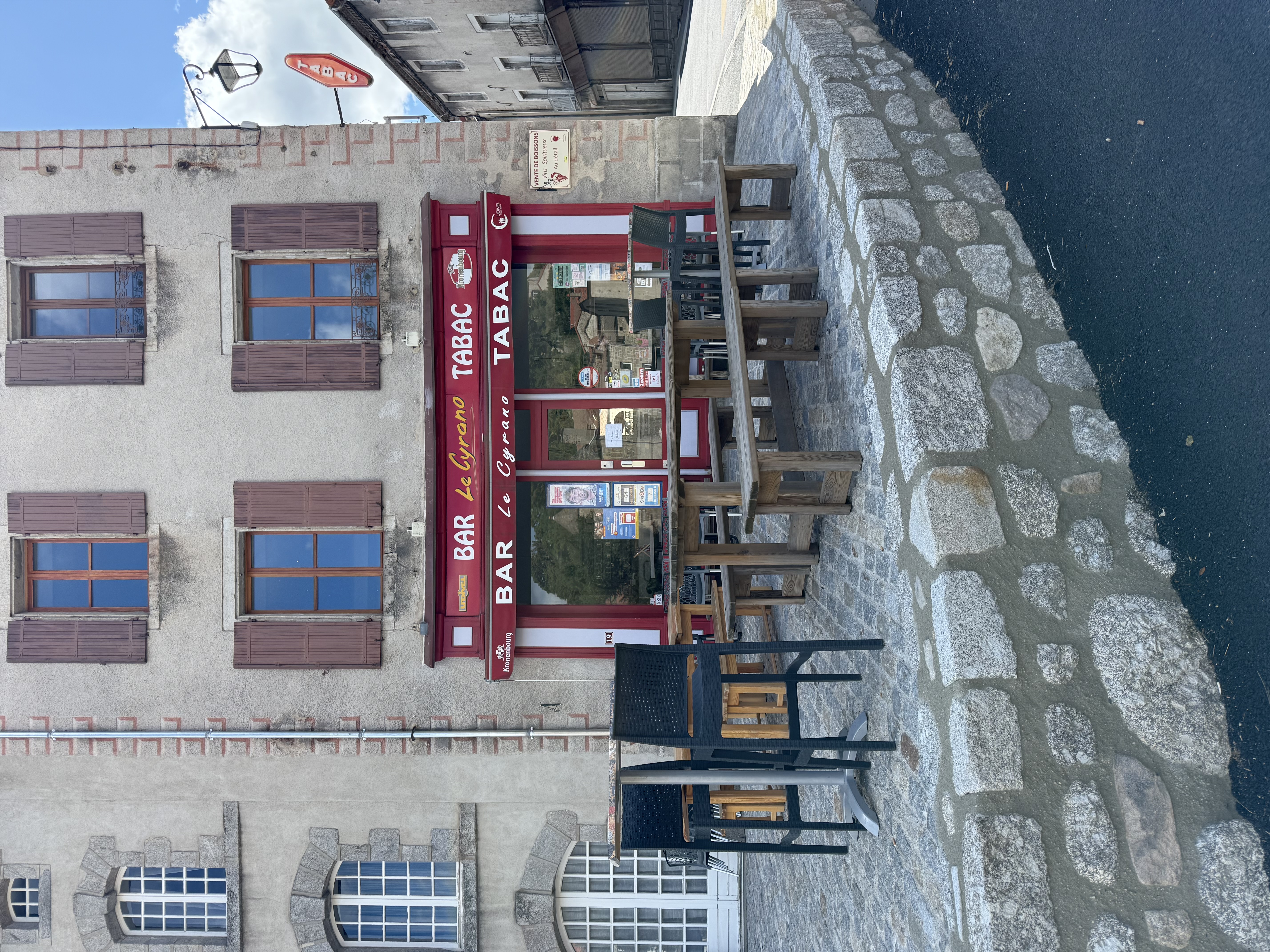 ✨ Opportunité unique en Lozère – Bar-Tabac à Chambon-le-Château ✨

 Achat du fonds de commerce

Situé au cœur du village de Chambon-le-Château, point central de la commune de Bel Air Val d’Ance (500 habitants), ce Bar-Tabac emblématique bénéficie d’une clientèle fidèle et d’un fort potentiel touristique.

✅ Points forts du commerce :
    •    Emplacement exceptionnel : grande terrasse sur la place centrale du village.
    •    Local de 70 m² comprenant le bar avec une arrière-cuisine et 2 sanitaires.
    •    Isolation des plafonds et électricité refaites à neuf et entrée indépendante pour le bar.
    •    Grande cave pour le stockage.
    •    Clientèle habituée et affluence touristique en juillet/août.
    •    Activités complémentaires existantes : FDJ, presse locale, cartes de pêche.
    •    Commerce polyvalent et évolutif, idéal pour animations, snacking ou soirées thématiques.
    •    Immeuble avec 3 appartements locatifs au-dessus, indépendants du bar.

✅ Atouts du village :
    •    Tous les commerces et services de proximité sont présents : boucherie, boulangerie-épicerie, restaurant, garage, station-service, pharmacie, école, agence postale…
    •    Cadre naturel agréable entre Margeride et Haut-Allier, parfait pour allier vie professionnelle et qualité de vie.

💡 Idéal pour :
    •    Personne ou couple souhaitant prendre une gérance stable avec clientèle établie.
    •    Possibilité d’acquérir le fonds de commerce à terme et développer le potentiel existant.