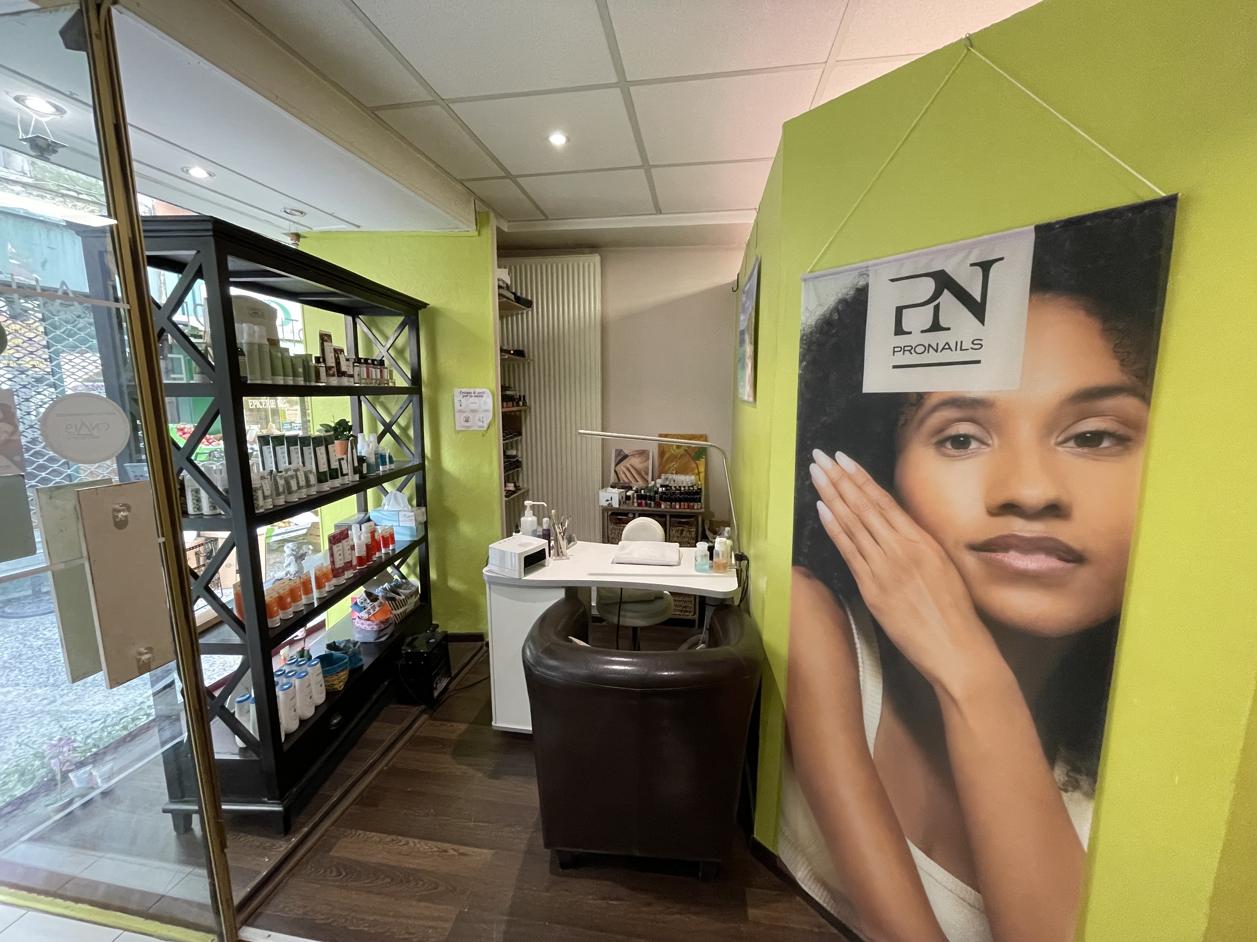 URGENT 
Cession fonds de commerce d’un institut de beauté (soins esthétiques, onglerie et vente de produits cosmétiques), exploité dans le centre ville à proximité de la place principale de Digne les Bains.
C’est le lieu idéal pour implanter votre activité. Parking à 2 min.
Le local est situé au rez-de-chaussée d’un immeuble et dispose d’une vitrine sur toute sa longueur.
Il offre une superficie d’environ 23 m2 et se compose d’un cabine de soins avec un point d’eau, d’un espace accueil, d’un espace onglerie, d’un coin réserve et un sanitaire. Rideau métallique motorisé.
Vente comprenant du matériel en très bon état et notamment une table de soins électrique.


Possibilité de céder seul le droit au bail.
