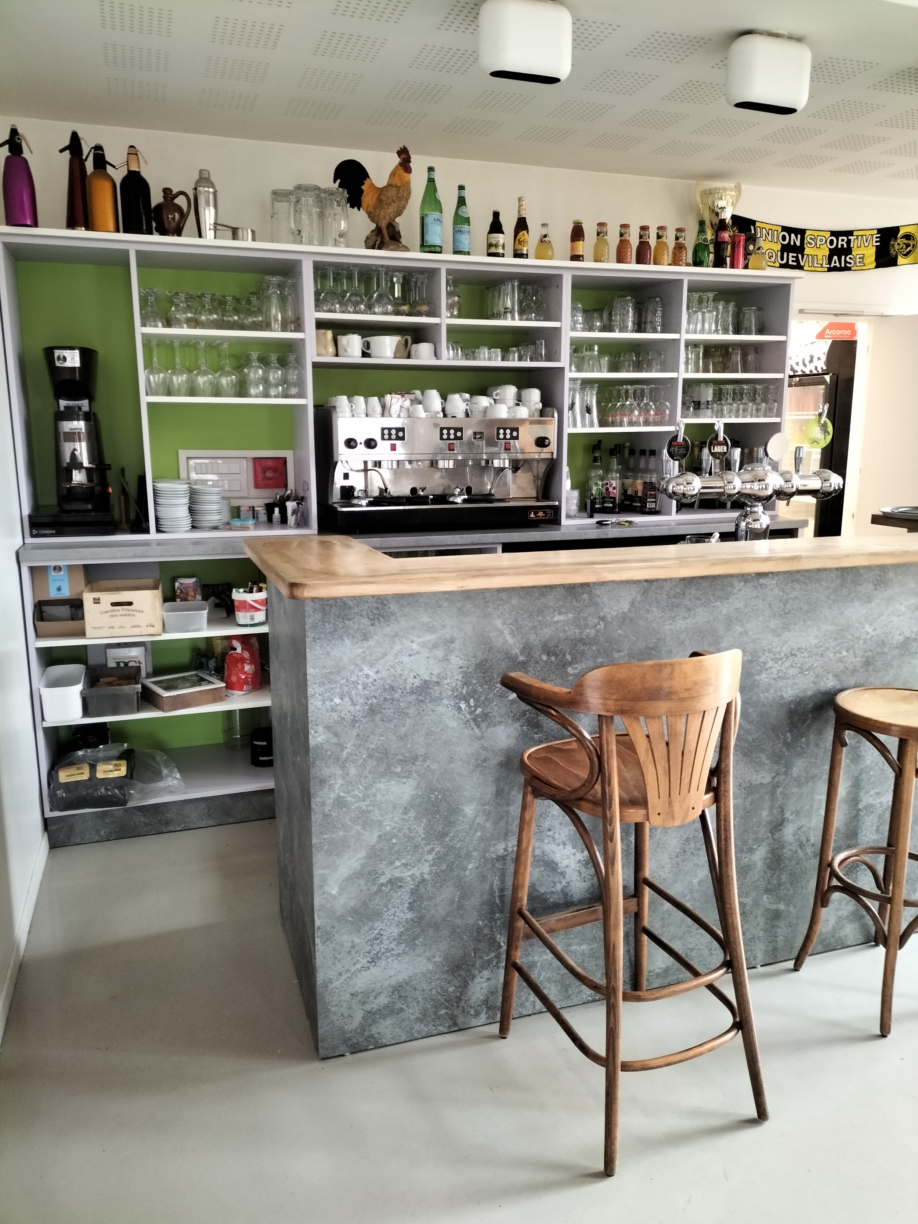 Bonjour vend fond de commerce très belle établissement prévu pour personnes a mobilité réduite bâtiment classer A avec géothermie cuisine toute neuve avec Vario cooking,four, cellule, chambre froid, congélateur,plonge, machine à pommes de terre. Au centre du village a 10 minutes de st die des vosges et a 25 minutes de Gérardmer.