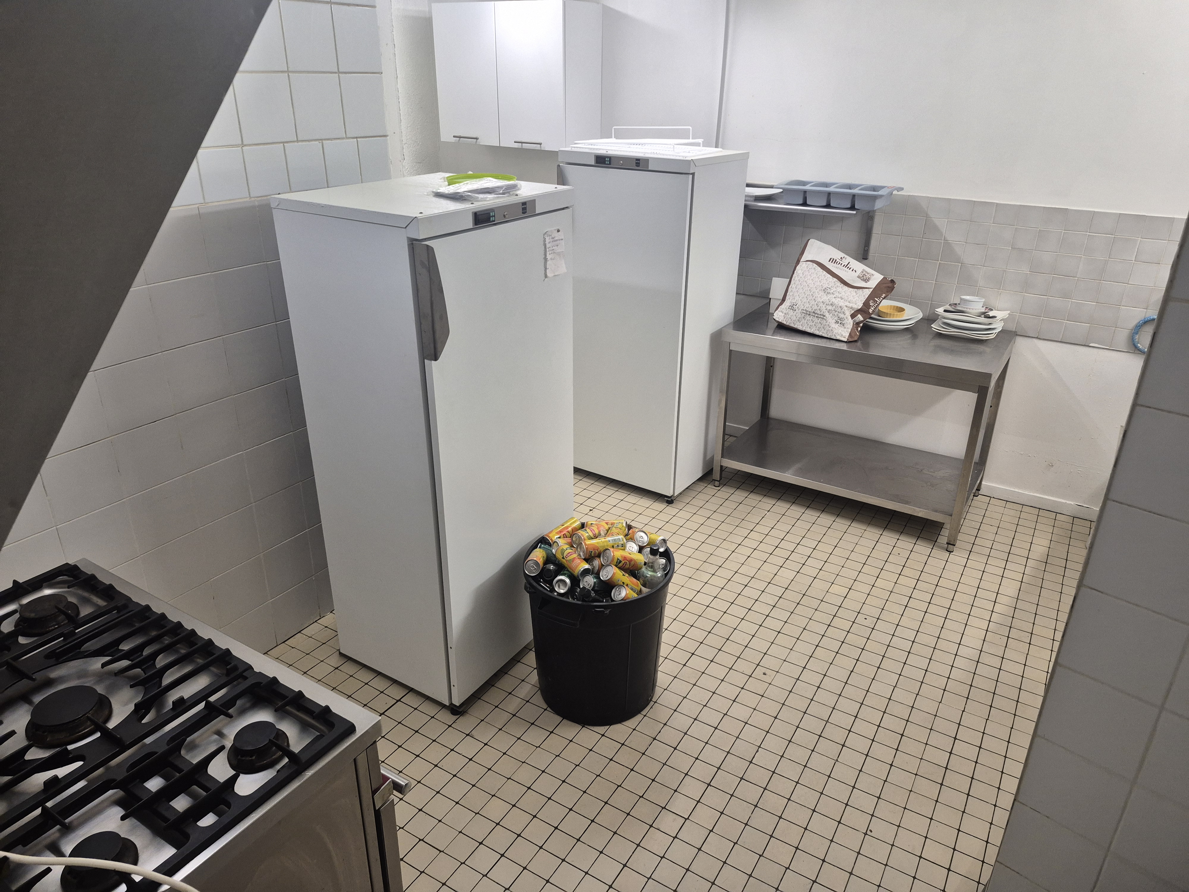 Bonjour, je met en vente mon bar Pmu Fdj snacking sur la commune de cazouls les beziers dans l'hérault a 20min des plages,  village de 5600 habitants avec toutes commodités 

Le commerce: 100m2 carré avec une salle bar,  une petite salle pour salle de jeux ou snacking et petite cuisine 

Atouts: le bar ce situe sur la place centrale du village avec 2 marché hebdomadaire jeudi et samedi , fête du village sur 3jours le 14juillet le plus appartement de fonction de 100m2 au dessus

Le prix:120000 négociable 

Pour les bilans le bar étais en gerance j'attends vos retour pour vous les faire passer ou toutes autres questions