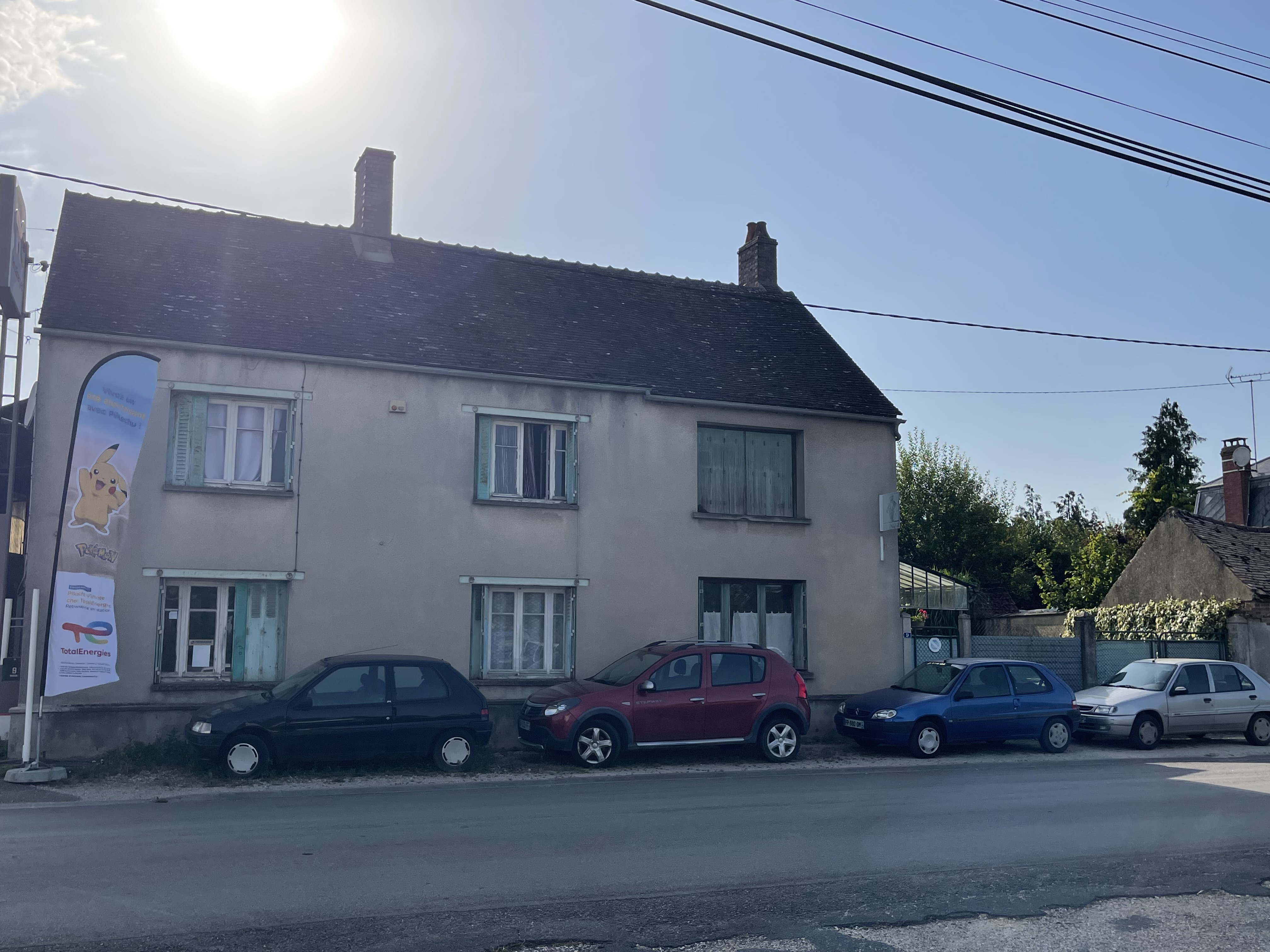 Cause départ à la retraite, Fond de commerce d'un Garage multi marques / Station service Total situé au cœur d'un village plein de charme dans l'Yonne.

Garage proche région parisienne (environ 100km au sud de Paris), situé à moins de 20km de l'autoroute A6 et de l'A19.
Partie Garage composée entre autres d'un vaste bureau/espace réception clients/espace magasin, d'un atelier fermé avec 1 pont, d'un atelier ouvert avec 2 ponts, d'un espace sanitaire...

Partie habitation attenante au Garage sur 2 étages composée d'une vaste pièce de vie, cuisine séparé, 1 salle de bain, 2 WC, 3 chambres et un bureau, une cour et un jardin privatif ainsi que d'une dépendance.

Possibilité d'acquérir les murs également en vente