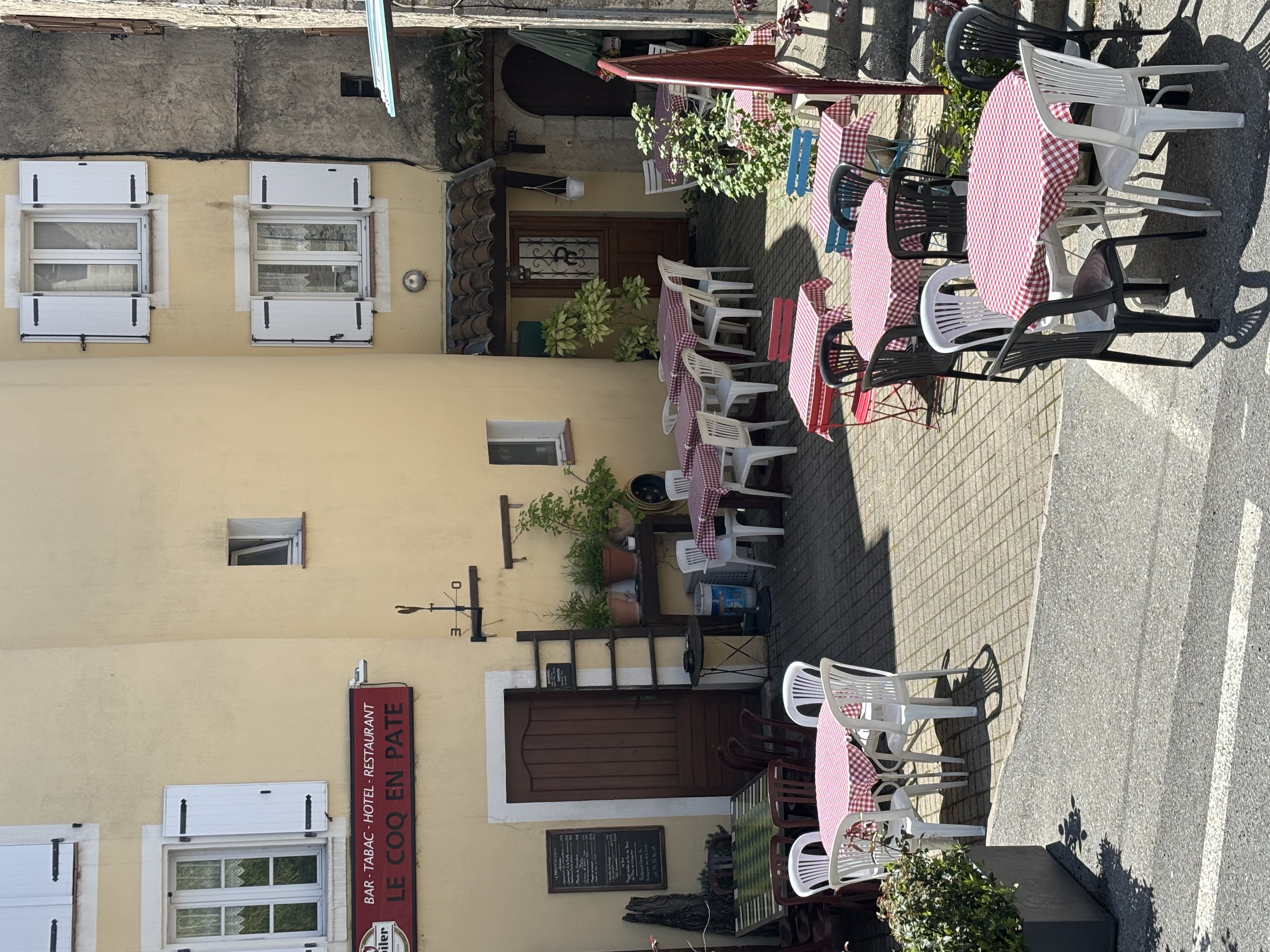 À vendre fond de commerce dans un village du haut Var situé entre la route Napoléon et proche de l’entrée des gorges du Verdon.
L’établissement se compose:
2 salles intérieur d’une capacité de 50 couverts, d’un four à bois pour les pizzas, une cuisine équipée et une terrasse de 40 places.
L’hôtel dispose de 5 chambres+ un appartement de fonction avec 2 chambres.
Licence 4 cède avec le fond
Loyer des murs 1185€/ mois 
Terrasse 200€/ an 
Jolie village disposant d’un camping municipal, une piscine, un mini golf, activités parapente, randonnée et une salle d’escalade.