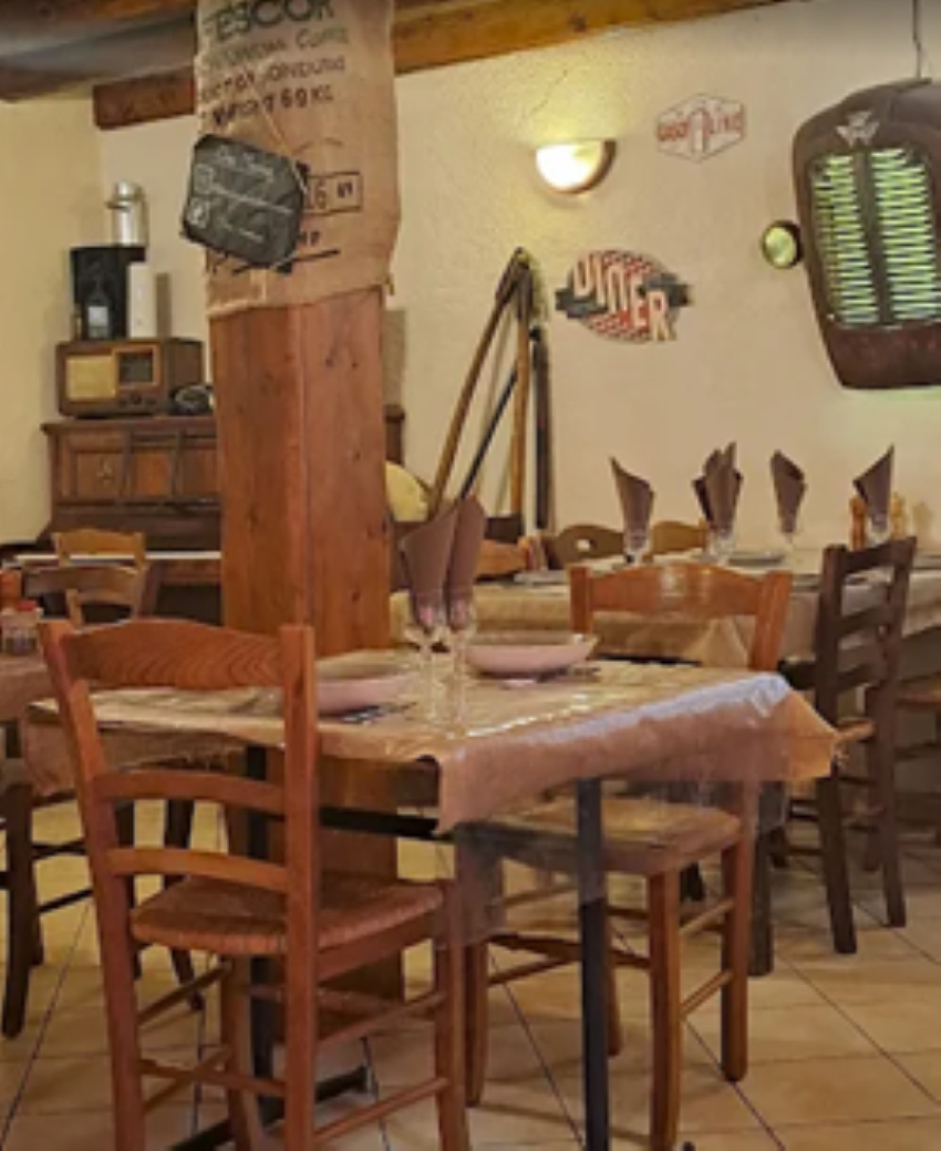 À vendre bar-restaurant avec activité Tabac et FDJ idéalement situé sur le chemin de Stevenson (GR70), au cœur d’un village dynamique de Haute-Loire, sur l’axe du Puy-en-Velay.​

Établissement de caractère, composé d’une salle de 54 couverts, complétée par une terrasse de 20 places, très apprécié d’une clientèle locale fidèle (particuliers, entreprises, collectivités) et d’une importante clientèle touristique de randonneurs et de passage.​

Affaire saine et bien tenue, aux normes (accessibilité PMR, hygiène, sécurité), avec contrôle régulier des équipements (hottes, extincteurs, électricité). Matériel entretenu et récent : chambre froide refaite en 2019, piano de cuisson acheté en 2024, plonge changée fin 2025, murs et sols refaits en 2024, permettant une reprise immédiate sans travaux majeurs.​

Surface de vente d’environ 170 m² avec réserve et laboratoire, offrant un outil de travail fonctionnel et adapté à l’accueil de groupes, de randonneurs et d’habitués. L’affaire est exploitée actuellement avec 1 dirigeant et 2 salariés permanents.​

Bon niveau d’activité avec chiffre d’affaires en progression sur les trois derniers exercices (détail sur demande), incluant les commissions tabac et FDJ. 

Prix de vente du fonds de commerce de 150.000 €.

Loyer attractif des murs de 850 € HT par mois.

Profil idéal : repreneur seul ou en couple souhaitant s’installer sur une affaire conviviale, avec potentiel de développement (animations, soirées à thème, élargissement des horaires et de la saison touristique, communication digitale).​

Cédant disposé à accompagner le repreneur pendant la reprise (transmission du savoir-faire, de la clientèle et des spécificités du tabac/FDJ).

Cette annonce est également publiée sur le site www.transentreprise.com ( https://www.transentreprise.com/offres/fiche/ARA263966H )