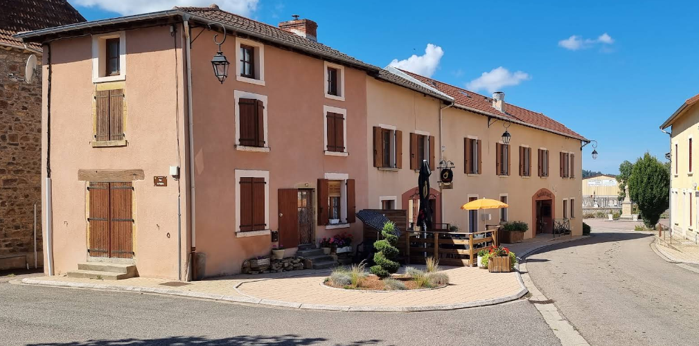 LOCATION-GERANCE BAR – RESTAURANT A BELLEROCHE (42670)

Belleroche est un petit village du Roannais de 320 habitants, à l’extrême limite nord-est du département de la Loire, sur les contreforts du col des Echarmeaux. Il est situé entre le Rhône et la Saône et Loire, s’intégrant dans le massif du haut beaujolais et de ses paysages de boisés et vallonnés. Ces caractéristiques font de Belleroche un territoire sillonné par de multitudes de chemins de randonnée avec notamment le GR7 et le chemin de Compostelle. Les routes sinueuses de la commune sont aussi un point de passage privilégié des groupes de motos ou de véhicules de collection. 
Le village bénéficie d’une dynamique intéressante avec une population à la hausse depuis une quinzaine d’année. Cet afflux notamment de jeunes foyers apporte un dynamisme à travers les diverses associations locales qui animent le village (conscrits, club de randonnée, club sénior, gym, musée de l’école, …). Ce dynamisme est aussi très apprécié des vacanciers avec des résidences secondaires représentant environ 35% du bâti de la commune.
Les murs du restaurant, la licence IV, ainsi que le fonds de commerce sont propriétés de la municipalité. Le restaurant est actuellement en recherche de repreneurs. Dans ce cadre, la municipalité et la communauté de communes s’associent afin de trouver un repreneur. 

Situé en bord de départementale et jouissant d’une très bonne visibilité, le local dispose d’une superficie confortable avec 43m² pour la salle de restaurant pouvant rassembler une quarantaine de places assises, 36m2 pour la partie bar qui peut rassembler une vingtaine de personnes, 25m² pour les cuisines, 9m2 pour une pièce disposant des frigos/congélateurs et des WC. La cave ajoute 50m2 supplémentaires. 
L’établissement a fait l’objet d’une rénovation il y a quatre ans, incluant l’achat d’une part importante du matériel. 
Les extérieurs sont composés de deux terrasses pouvant pour celle du bar contenir une quinzaine de couverts et pour celle du restaurant une dizaine de couverts. Des stationnements à proximité immédiate sont également disponibles. 
La superficie donne la possibilité d’organiser des repas pour de grands groupes. 
Les locaux sont accessibles PMR. 
Un logement appartenant à la commune et d’une superficie de 90m2 est disponible à l’étage du restaurant. 

Le restaurant/bar et le logement sont proposés en location gérance par la municipalité au prix de 500€ HT par mois.
15000€ sont demandés par les anciens gérants notamment pour le matériel complémentaire dans lequel ils ont investi.