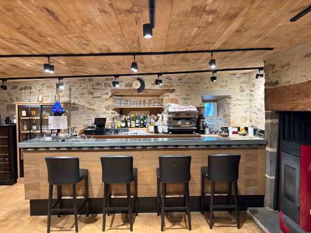 Vend Fond de commerce 
Bar licence IV
Restaurant 32 places en salle et 30 places en terrasse
Gîte entièrement équipé 10 couchages
Appartement de fonction T3 entièrement équipé 
Tout le matériel et le mobilier du restaurant et de l'appartement & gîte sont en parfait état (1an)

Situé dans le Nord de l’Aveyron, le village de Murols vous accueille dans un environnement naturel de toute beauté, à proximité du Parc Régional de l’Aubrac. Constitué de fermes et de maisons en pierre, il s’avère des plus charmants et réellement ressourçant.

Notre Auberge de Murols en représente le cœur, là où la vie bat son plein durant toute la semaine et le week-end. Accolé à la forge du XVIIIe siècle.

Véritable lieu de rencontre et d’échange, notre bar permet à nos visiteurs de passage de côtoyer en toute convivialité nos habitués.

Notre gîte vous offre un cadre idéal pour vous reposer au cours de vos périples sur le Sentier de l’Imaginaire, du GR465 ou lors de vos vacances.

Ici, tout n’est que bien-être, calme et volupté.
