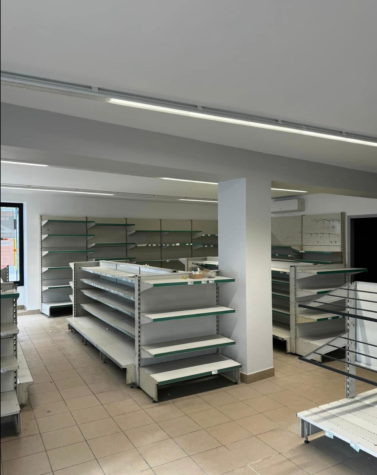 La commune de d’Etroussat (03140) recherche un gérant pour la reprise du bar/épicerie avec dépôt de pain/snack du village, idéalement situé, au carrefour de la place de l’église. Le commerce, climatisé, est doté d’une terrasse extérieure et d’un logement qui complète l’ensemble.
Axe routier avec un passage moyen de 1500 voitures/jour.
Etablissement à louer avec tout l’équipement nécessaire pour lancer l’activité (four à pizza, friteuse, broche à kebab, rayonnage, frigo …)
Autres activités possibles existantes auparavant :
- Relais colis
- Française des jeux + PMU
- Dépôt tabac
- Dépôt gaz
Licence IV mise à disposition.
Espace épicerie/réserve : 100 m² + 30 m²
Espace bar : 60 m²
Espace snack : 40 m²
Une terrasse de 150 m²
Loyer : 500 €/mois
Prévoir un investissement minimum pour le besoin en fonds de roulement et la trésorerie nécessaire au lancement de l’activité.
Vous êtes professionnel de la restauration et cette opportunité vous a séduit ? Vous pouvez prendre contact avec la Mairie d’Etroussat pour tout renseignement complémentaire.
Tel : 04.70.56.70.67
Email : mairie@etroussat.fr
+ d'info : Etroussat compte 700 habitants, la commune est située au centre du département Allier (région Auvergne Rhône-Alpes) et appartient à la Communauté de Communes Saint-Pourçain Sioule Limagne.