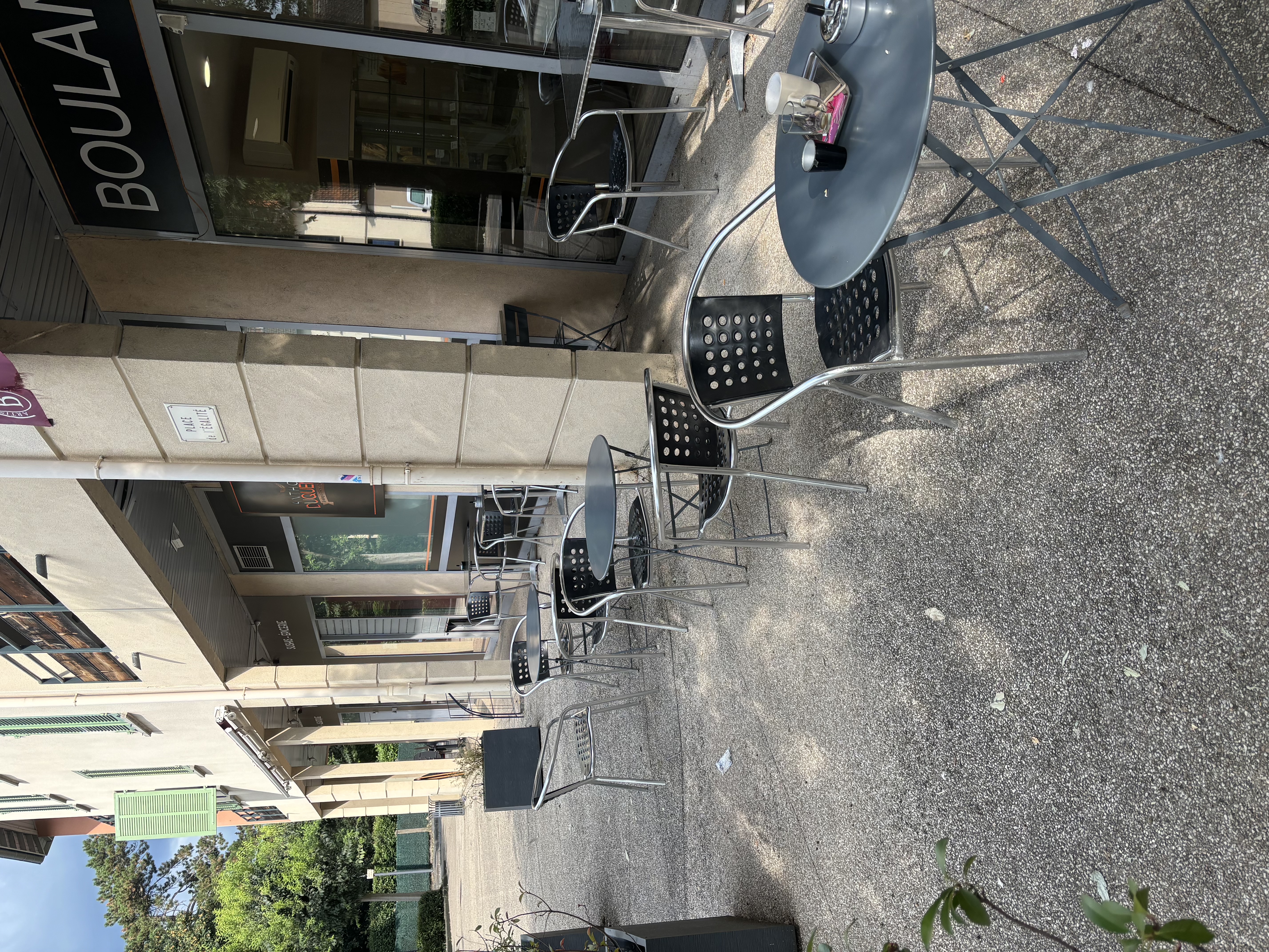 Je vend ma Boulangerie Pâtisserie situé à Anse, à 20 mn de Lyon , parking pour les clients et terrasse où les clients peuvent prendre leurs cafés