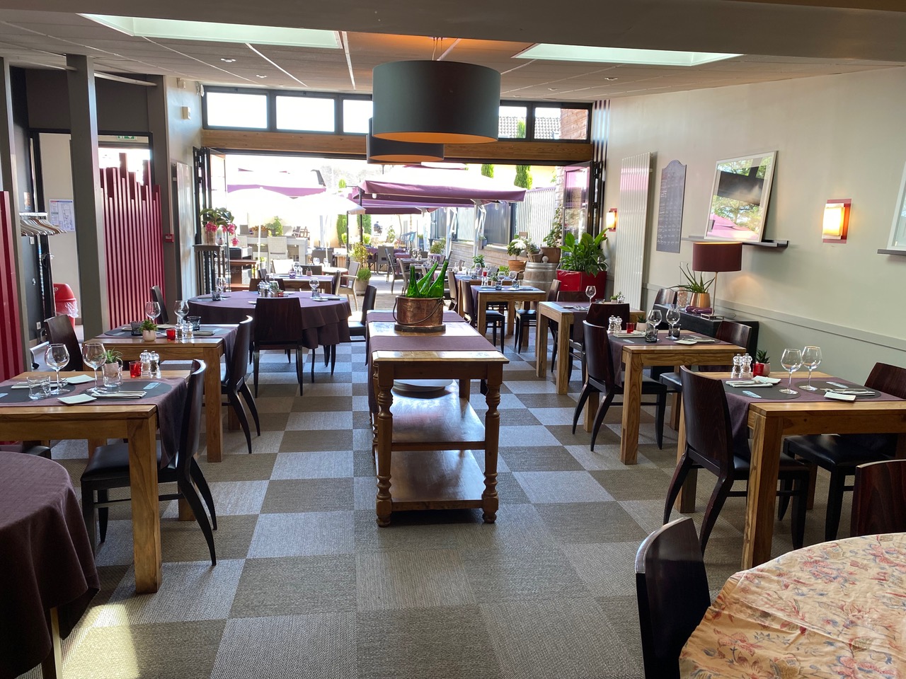 LE RELAIS D’ALIGRE – MURS ET FONDS DE COMMERCE À VENDRE

Vous recherchez une belle adresse pour vous lancer dans l’hôtellerie-restauration ou donner une nouvelle dimension à votre activité ?

Le Relais d’Aligre vous offre l’opportunité de reprendre les murs et le fonds de commerce d’un établissement de caractère, reconnu depuis de nombreuses années pour sa cuisine, son cadre chaleureux et la qualité de son accueil.

Situé à Châteauneuf-en-Thymerais, entre Chartres et Dreux, vous profitez d’un environnement privilégié, au cœur d’un village dynamique et à proximité des forêts. L’établissement bénéficie d’une clientèle locale fidèle, mais aussi d’une clientèle professionnelle, touristique et de passage.

En reprenant Le Relais d’Aligre, vous disposez d’un établissement complet permettant de développer plusieurs activités autour d’un même lieu :
- Un bien immobilier de 1000m², réparti sur 3 étages
- Restaurant de 65 couverts
- Deux autres salles de réception de 45 et 25 couverts
- Terrasse-patio de 70 couverts
- Hôtel de 12 chambres avec ascenseur 
- Établissement 3 étoiles intégré au réseau Logis Hôtels

Vous bénéficiez également d’un outil de travail régulièrement entretenu et modernisé : création de l’hôtel en 2017 et d'une cuisine neuve depuis 2020.

Que vous souhaitiez poursuivre l’activité actuelle ou lui donner votre propre identité, la configuration du Relais d’Aligre vous permet d’imaginer de nombreux projets : restauration, hébergement, séminaires, repas de groupes, événements privés ou encore développement de la clientèle professionnelle.

Acquérir Le Relais d’Aligre, c’est donc bien plus que reprendre un restaurant : c’est devenir propriétaire d’un établissement hôtelier et gastronomique complet, avec une histoire, une clientèle et un véritable potentiel de développement.

Une opportunité rare pour un professionnel, un couple ou un entrepreneur souhaitant s’investir dans un établissement à taille humaine et construire la suite de son histoire.

Nous restons à votre disposition pour tout renseignement complémentaire et pour vous faire découvrir l’établissement.

Le Relais d’Aligre n’attend plus que son prochain chapitre.
